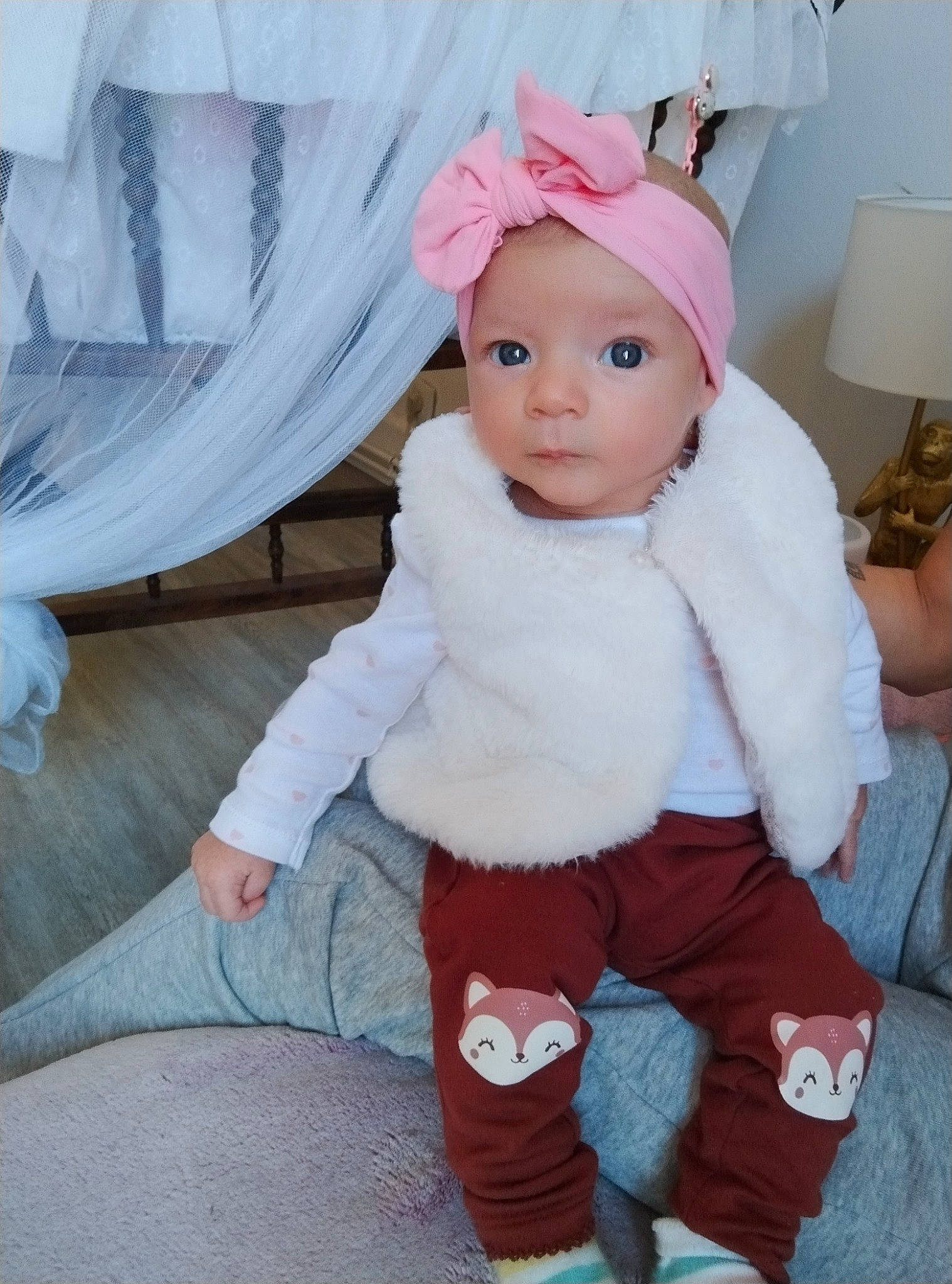 Andréa participe au concours pour gagner de l'argent avec cette photo : baby, baby_toddler_clothing, cap, child, costume, doll, fashion_accessory, fun, fur, headwear, lamp, lap, magenta, person, pink, sitting, skin, sleeve, stuffed_toy, toddler