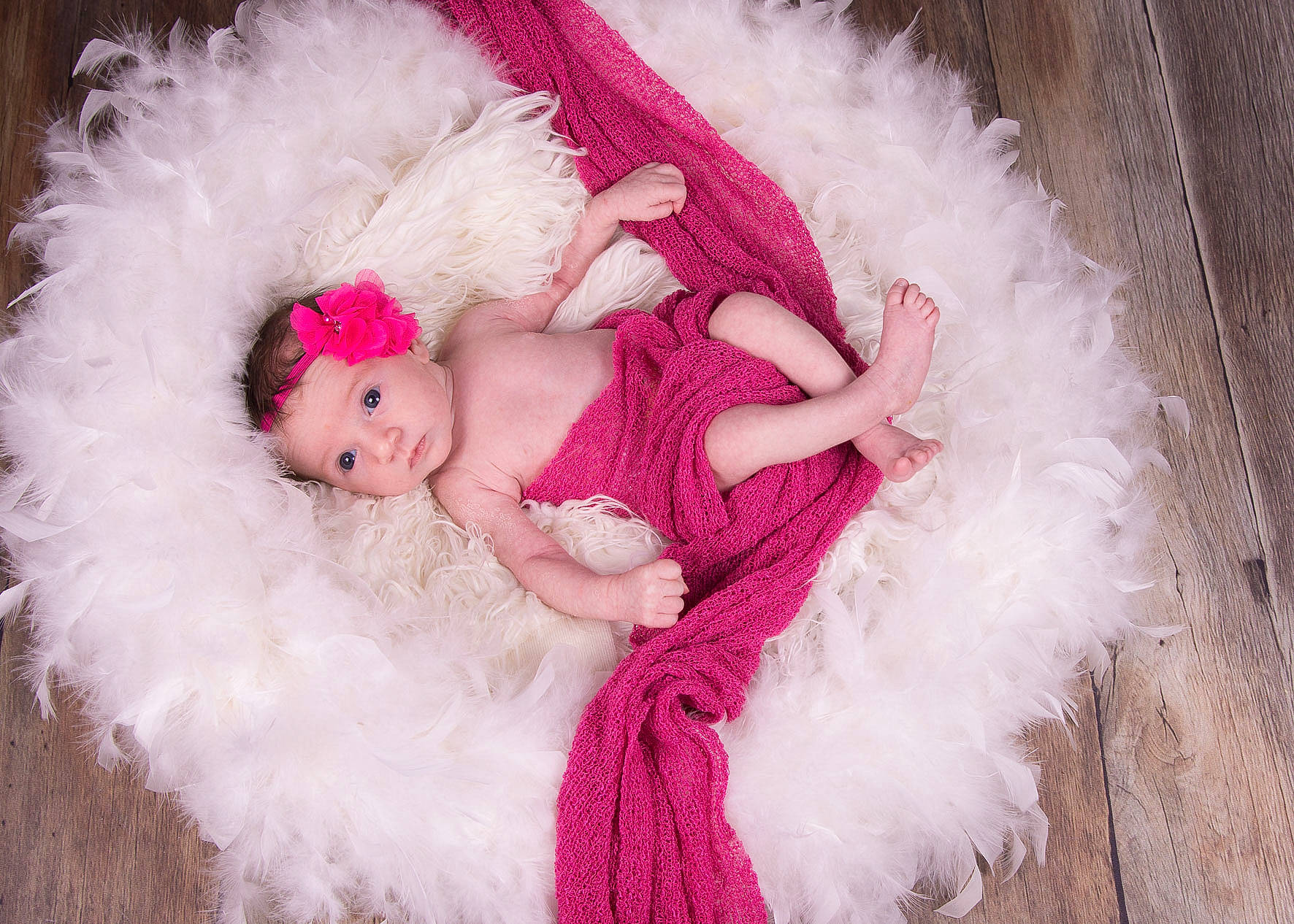 Luna a rejoint le concours — aidez-le/la à gagner de superbes lots ! baby, child, costume, costume_accessory, feather_boa, fur, fur_clothing, person, pink, textile, toddler