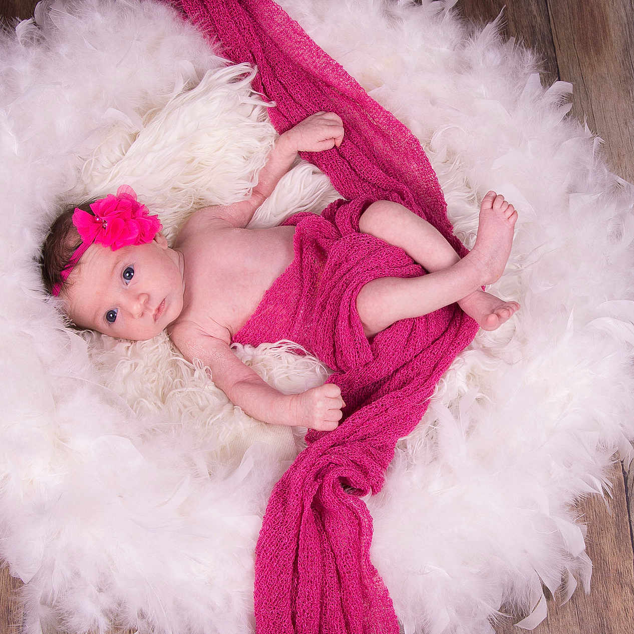 Luna a rejoint le concours — aidez-le/la à gagner de superbes lots ! baby, child, costume, costume_accessory, feather_boa, fur, fur_clothing, person, pink, textile, toddler