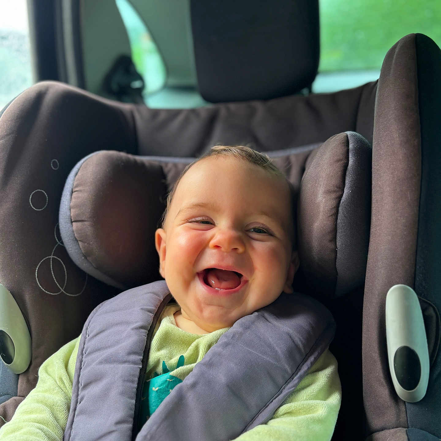 Ambre participe au concours pour gagner de l'argent avec cette photo : baby, car, car_seat, child, clothing, cute, expression, happy, headrest, indoors, infant, person, portrait, safety, seat, seat_belt, seat_harness, smiling, window, young