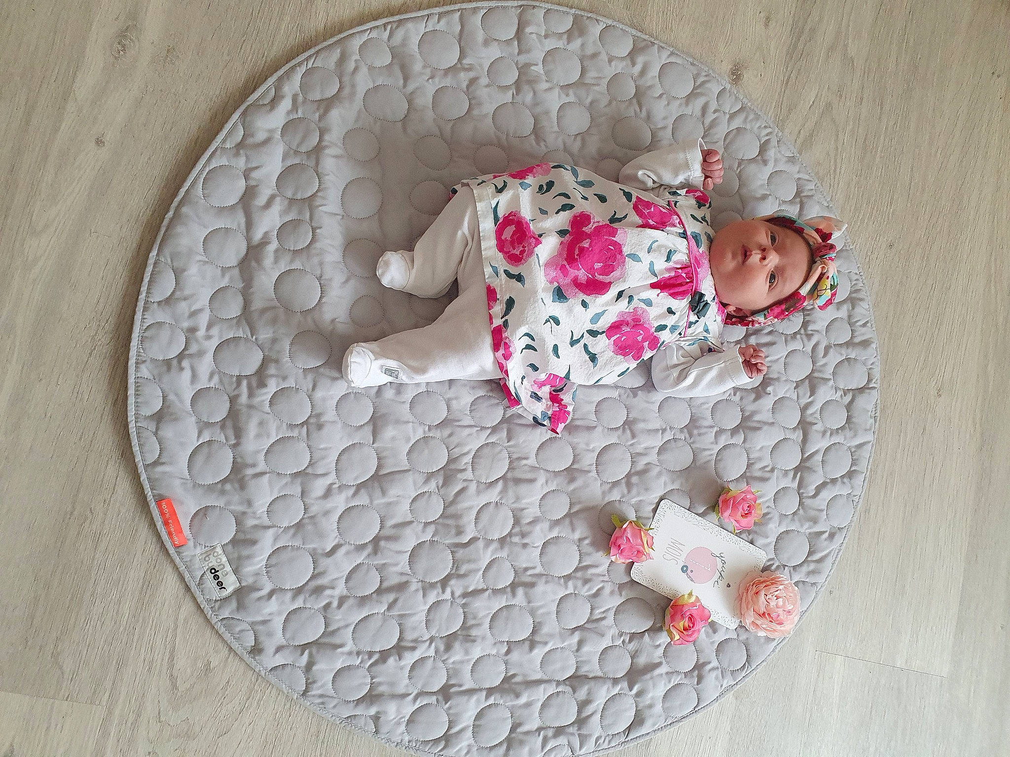 Jade participe au concours pour gagner de l'argent avec cette photo : baby, baby_toddler_clothing, carmine, circle, comfort, design, floor, flooring, font, grey, hand, headgear, headwear, linens, pattern, person, plant, road_surface, sleeve, textile