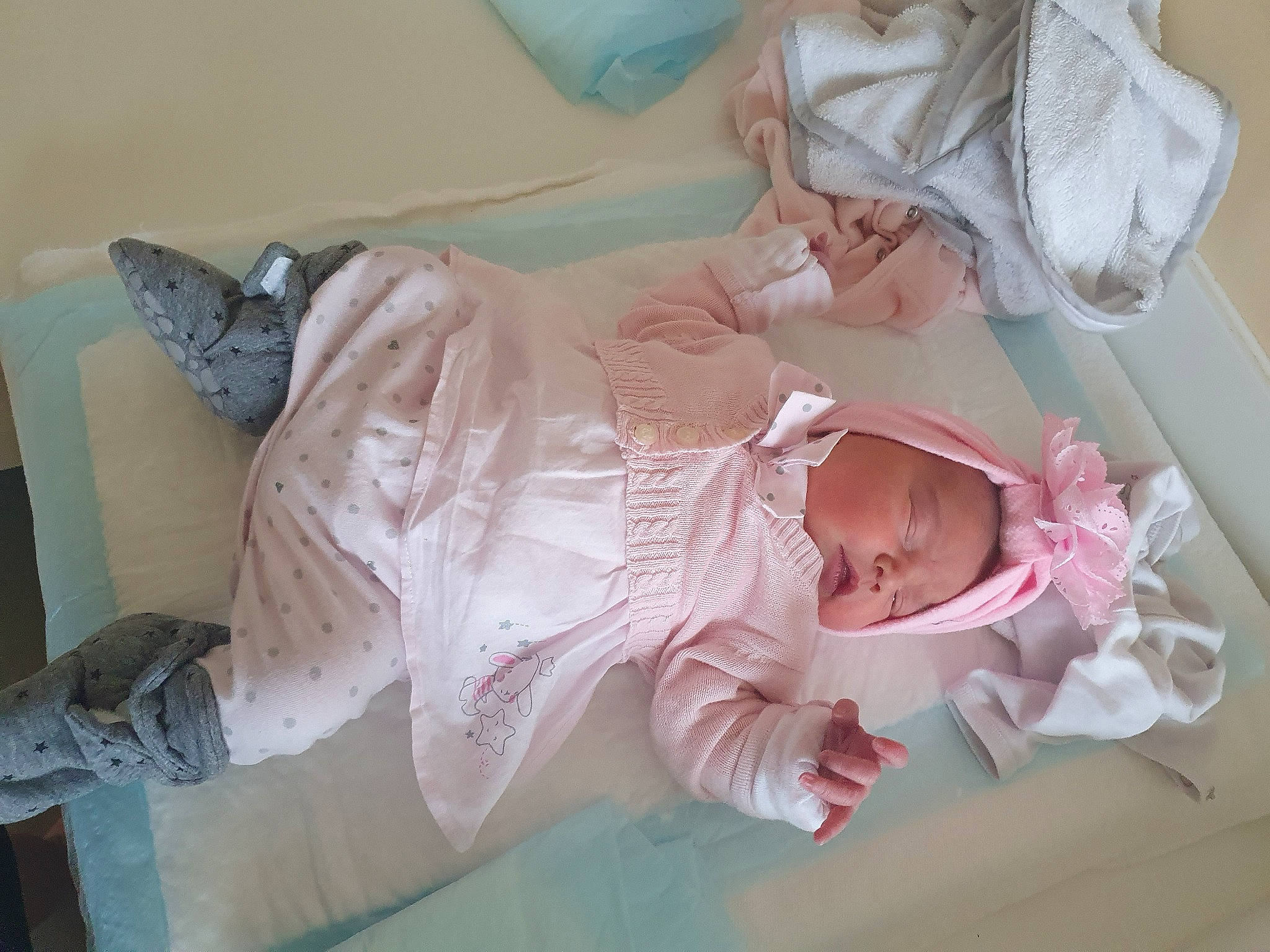 Jade a rejoint le concours — aidez-le/la à gagner de superbes lots ! baby, baby_products, child, comfort, costume, dress, hand, hat, peach, person, pink, room, skin, sleeve, smile, textile, toddler