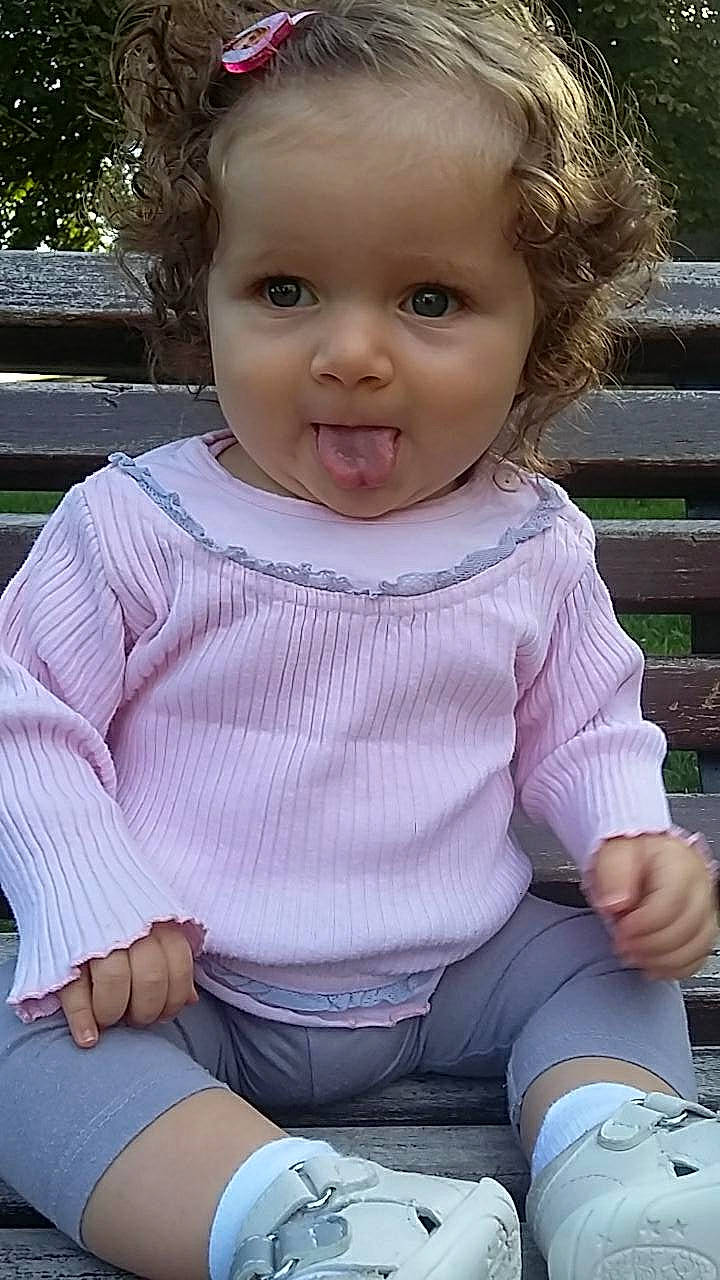 Inès a rejoint le concours — aidez-le/la à gagner de superbes lots ! beauty, cheek, child, eye, face, fun, girl, hair, head, human_hair_color, infant, leg, person, pink, play, product, sitting, skin, smile, toddler