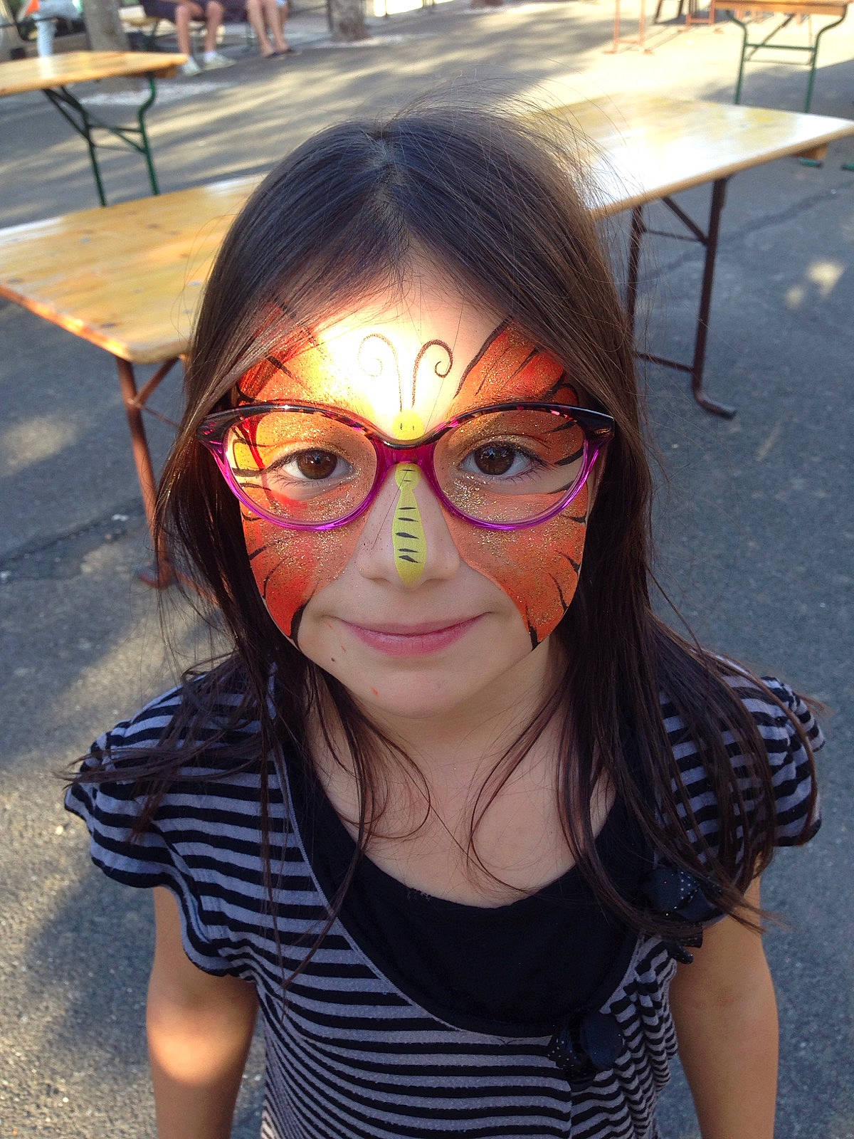 Maëlys participe au concours pour gagner de l'argent avec cette photo : brown_hair, child, cool, eye, eyewear, face, fun, girl, glasses, head, headgear, masque, organ, person, smile, sunglasses, vision_care
