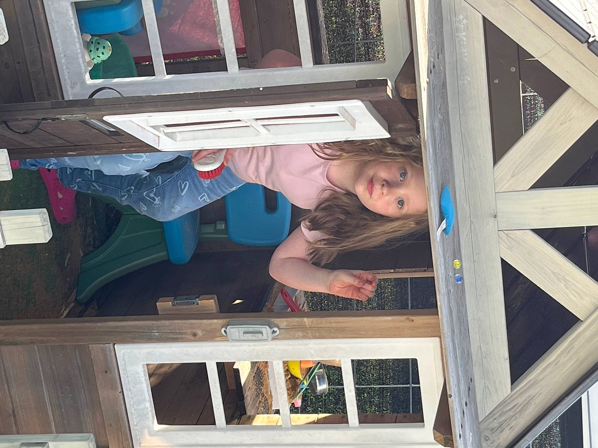 Josi is registered to the contest to win money with this photo: building, door, fun, hardwood, headwear, house, machine, person, room, smile, t_shirt, tree, window, wood