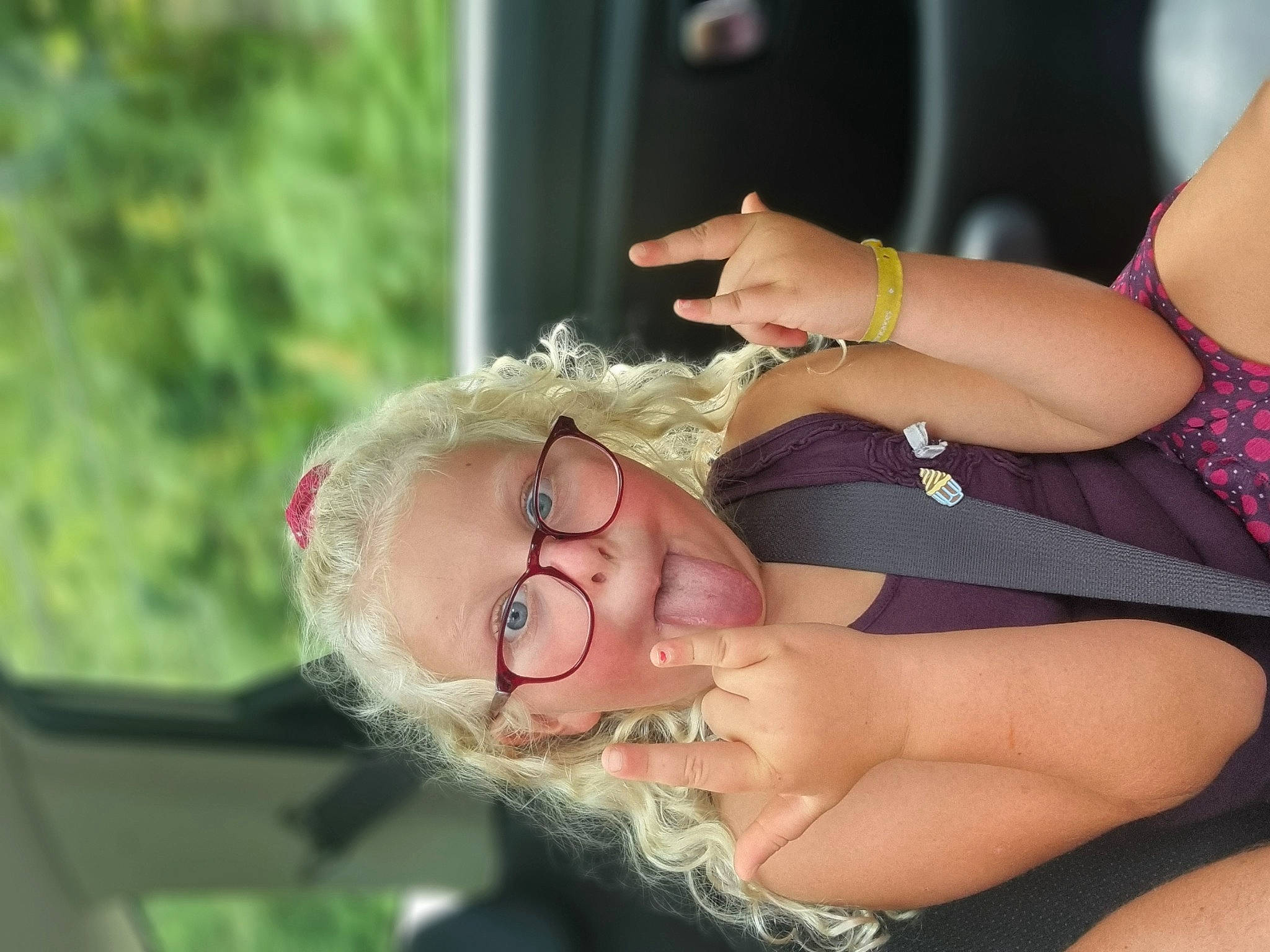 Noëlia a rejoint le concours — aidez-le/la à gagner de superbes lots ! bracelet, event, eyewear, fashion_accessory, finger, fun, gesture, grass, happy, human_leg, jewellery, leisure, nail, nail_care, person, smile, sunglasses, thigh, thumb, vision_care