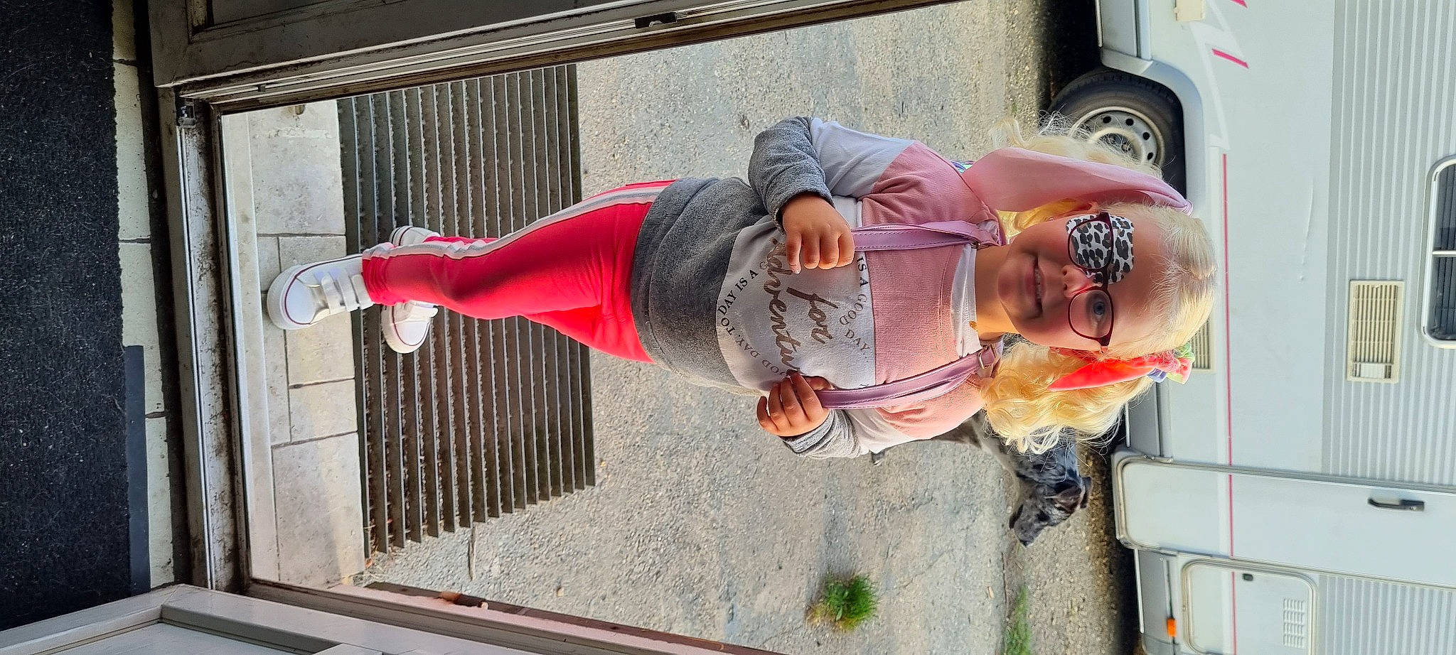 Noëlia a rejoint le concours — aidez-le/la à gagner de superbes lots ! eyewear, facade, fun, hat, human_leg, joy, person, plant, smile, thigh, tire, walking_shoe, wheel, wrist