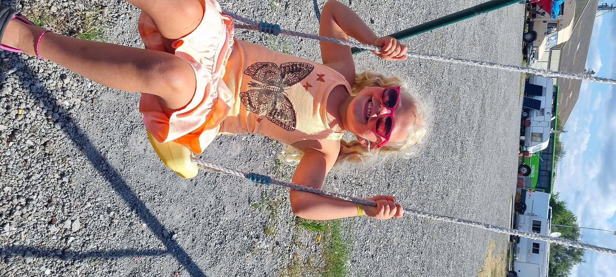 Noëlia a rejoint le concours — aidez-le/la à gagner de superbes lots ! calf, elbow, eyewear, finger, foot, fun, grass, hand, happy, human_leg, joy, knee, leg, leisure, person, recreation, smile, snapshot, summer, sunglasses