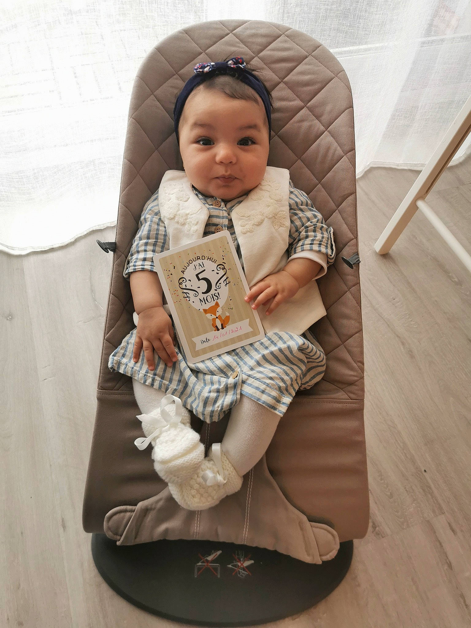 Djenna participe au concours pour gagner de l'argent avec cette photo : baby, baby_carriage, baby_products, baby_safety, baby_sleeping, baby_toddler_clothing, comfort, face, fashion_accessory, hardwood, human_leg, lap, leg, linens, pattern, person, sitting, sleeve, thigh, toddler