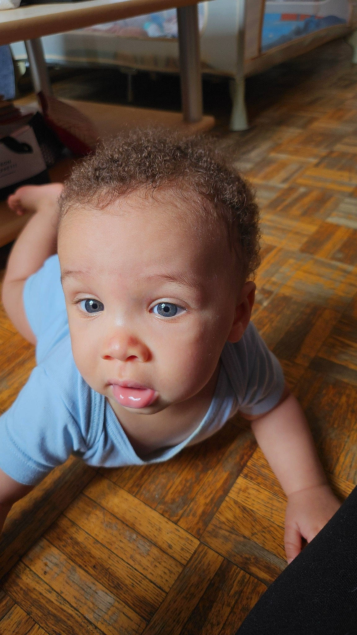 Yuri a rejoint le concours — aidez-le/la à gagner de superbes lots ! baby, baby_toddler_clothing, cheek, chin, eye, eyebrow, eyelash, facial_expression, flash_photography, floor, flooring, forehead, happy, iris, lip, mouth, nose, person, skin, smile