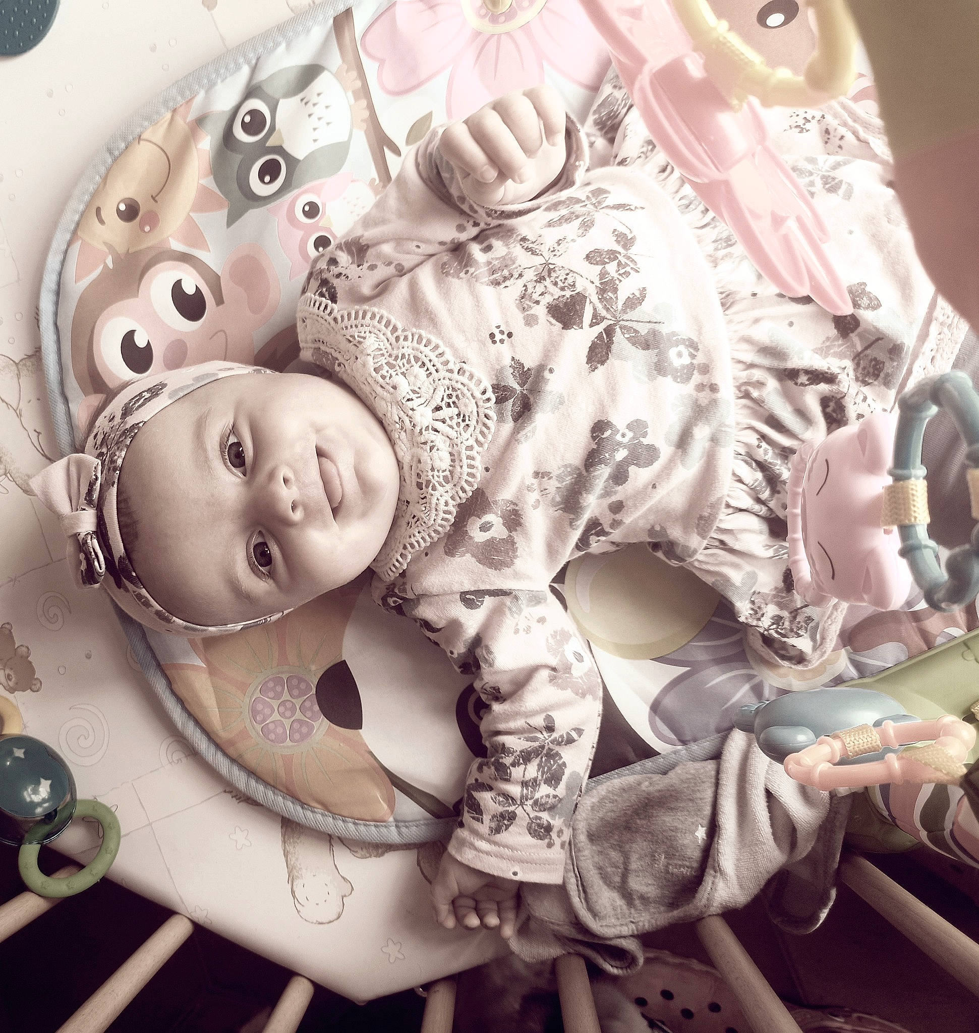 Lou-anne a rejoint le concours — aidez-le/la à gagner de superbes lots ! baby, bonnet, child, headgear, headwear, illustration, person, pink, smile, toddler