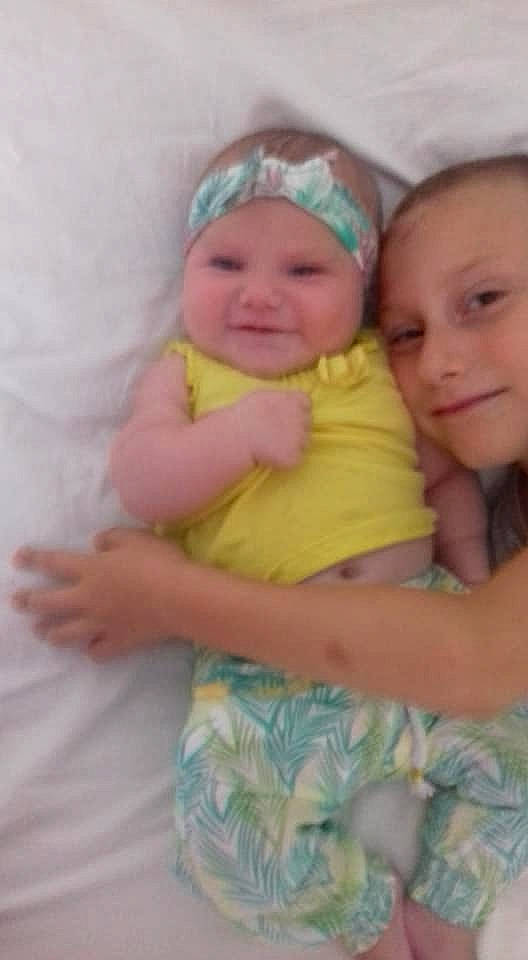 Killyan participe au concours pour gagner de l'argent avec cette photo : baby_products, bedtime, cheek, child, day, eye, face, hair_accessory, head, headgear, human_hair_color, infant, iris, mouth, person, pink, product, skin, sleep, textile