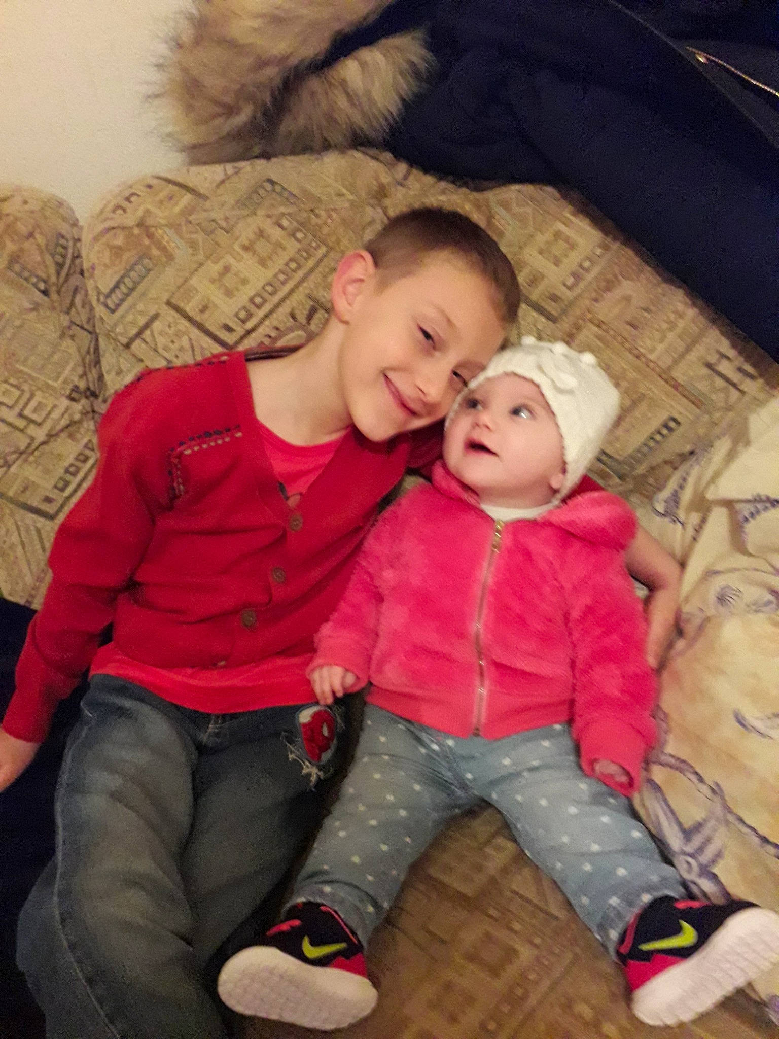 Killyan participe au concours pour gagner de l'argent avec cette photo : boy, cheek, child, daughter, day, fun, girl, hair, happiness, human_hair_color, infant, interaction, joy, person, product, red, sibling, sitting, skin, smile