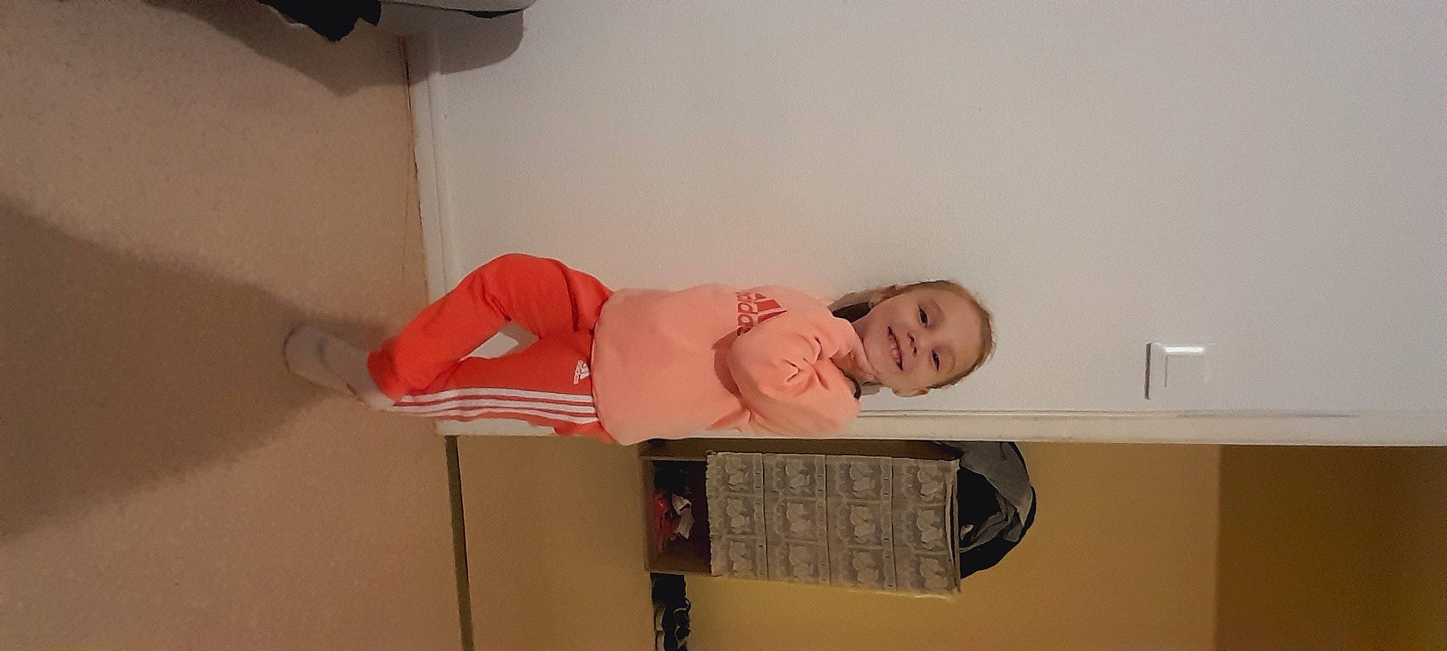 Kamellya participe au concours pour gagner de l'argent avec cette photo : baby, child, comfort, elbow, human_leg, joy, knee, person, room, smile, thigh, toddler, wood, wrist