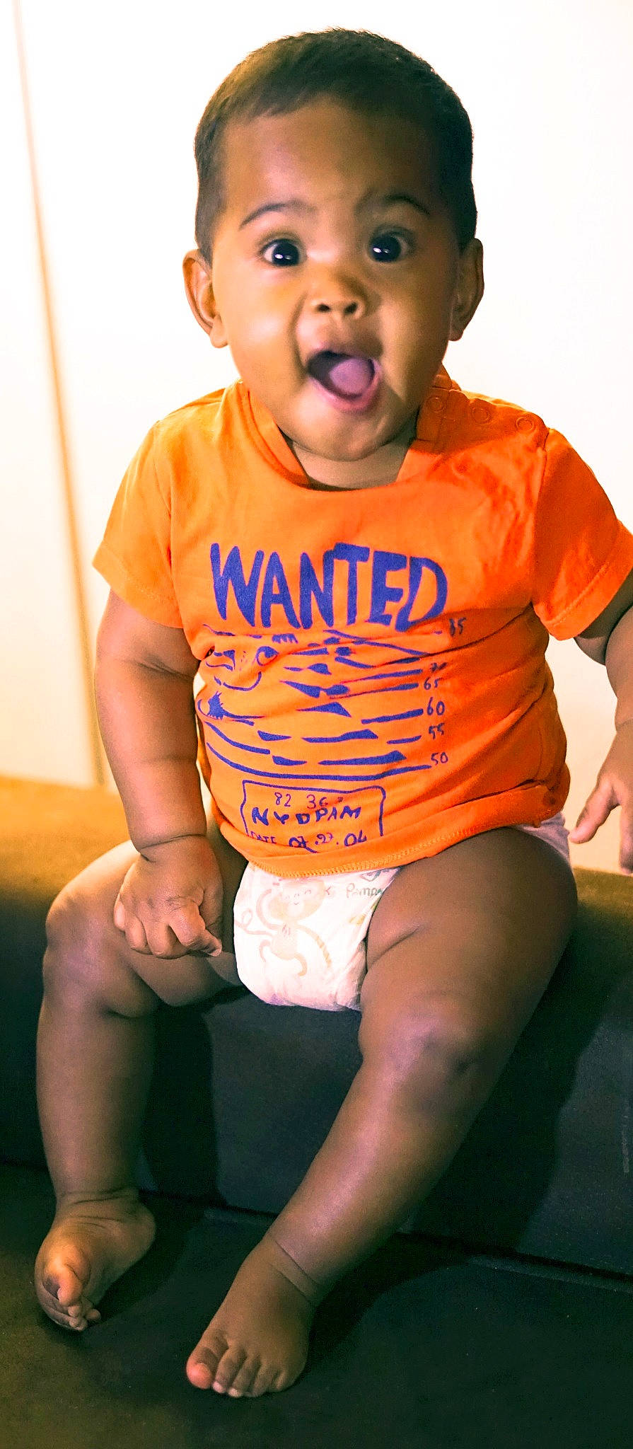 Youri participe au concours pour gagner de l'argent avec cette photo : baby_toddler_clothing, chin, cool, eye, finger, happy, human_body, joint, knee, leg, mouth, muscle, neck, orange, organ, person, pink, shoulder, sleeve, stomach