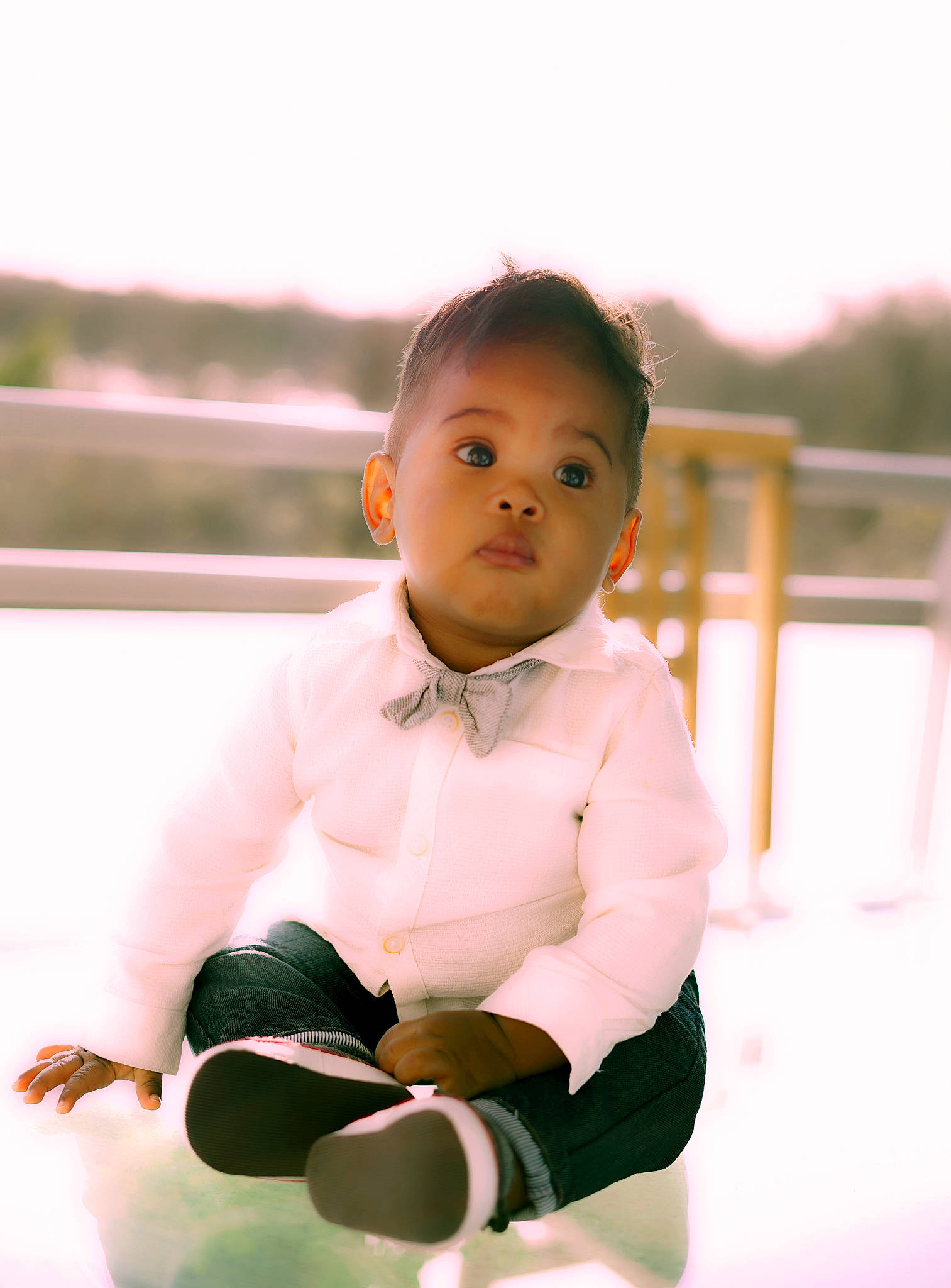 Youri participe au concours pour gagner de l'argent avec cette photo : baby, baby_toddler_clothing, cheek, child, child_model, fence, flash_photography, flooring, fun, happy, human_body, leisure, person, play, portrait_photography, recreation, sitting, sky, sleeve, toddler