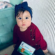 Charlotte a rejoint le concours — aidez-le/la à gagner de superbes lots ! baby, big_eyes, bow, buttons, cheeks, child, couch, curious_expression, face, hair, headband, indoor, knit_sweater, musical_toy, portrait, red_sweater, sitting, striped_couch, toddler, toy_piano