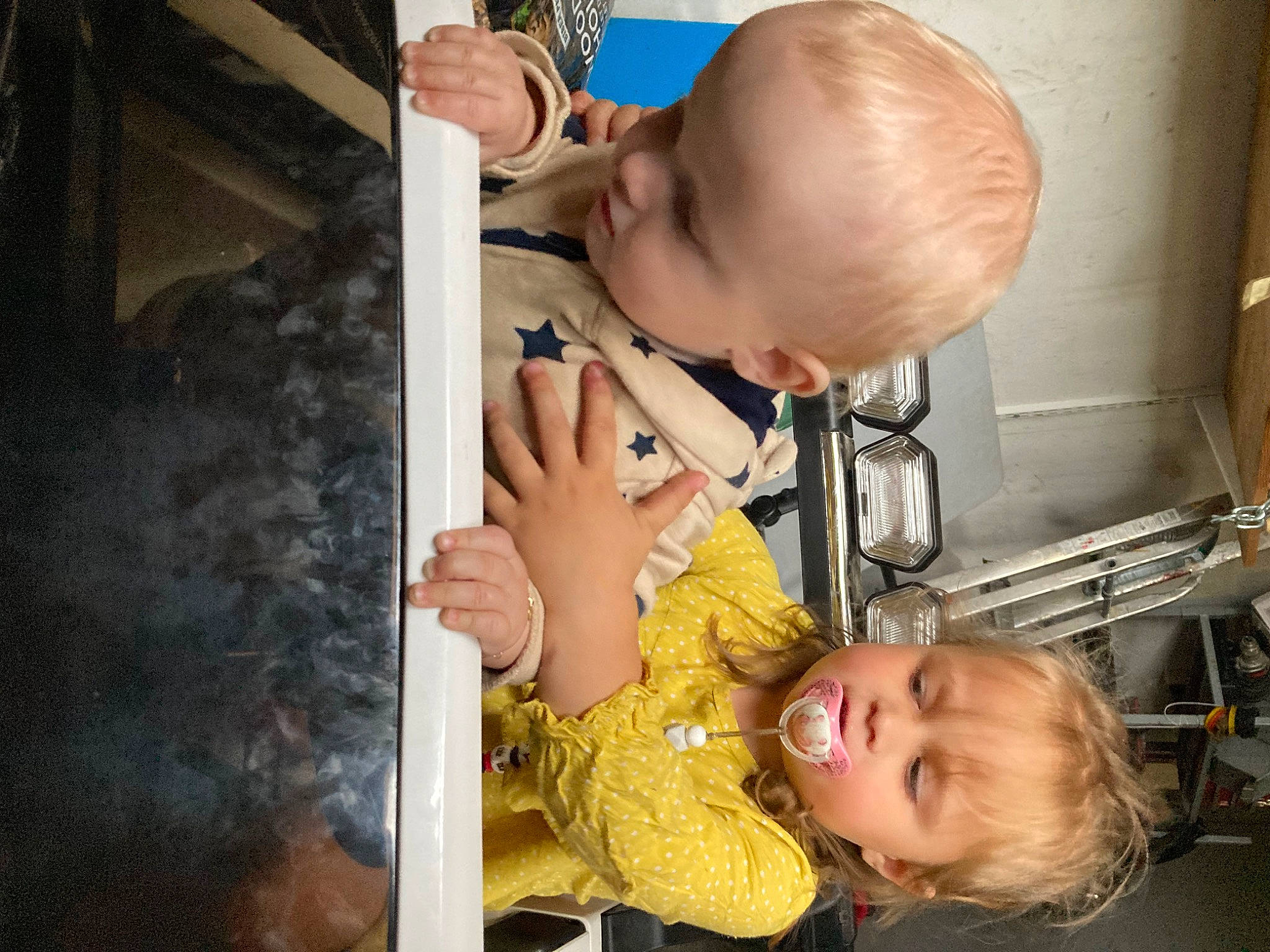 Justine a rejoint le concours — aidez-le/la à gagner de superbes lots ! baby, baby_products, baby_toddler_clothing, cheek, child, comfort, ear, face, fun, gesture, happy, head, person, room, sitting, smile, toddler