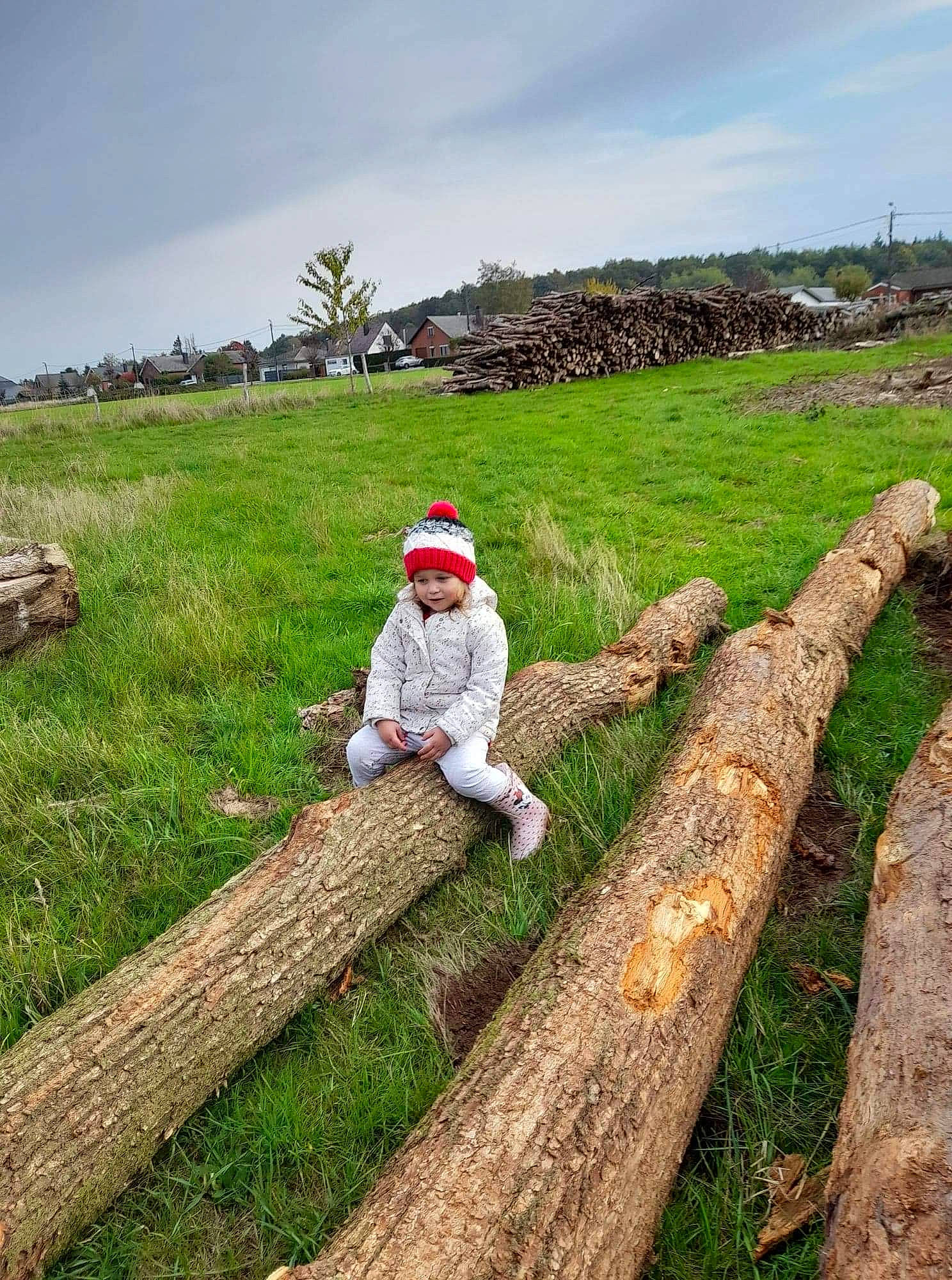 Justine participe au concours pour gagner de l'argent avec cette photo : cloud, grass, grassland, happy, hat, headwear, hill, landscape, leisure, natural_landscape, pasture, people_in_nature, person, plant, prairie, rock, sky, soil, tree, trunk