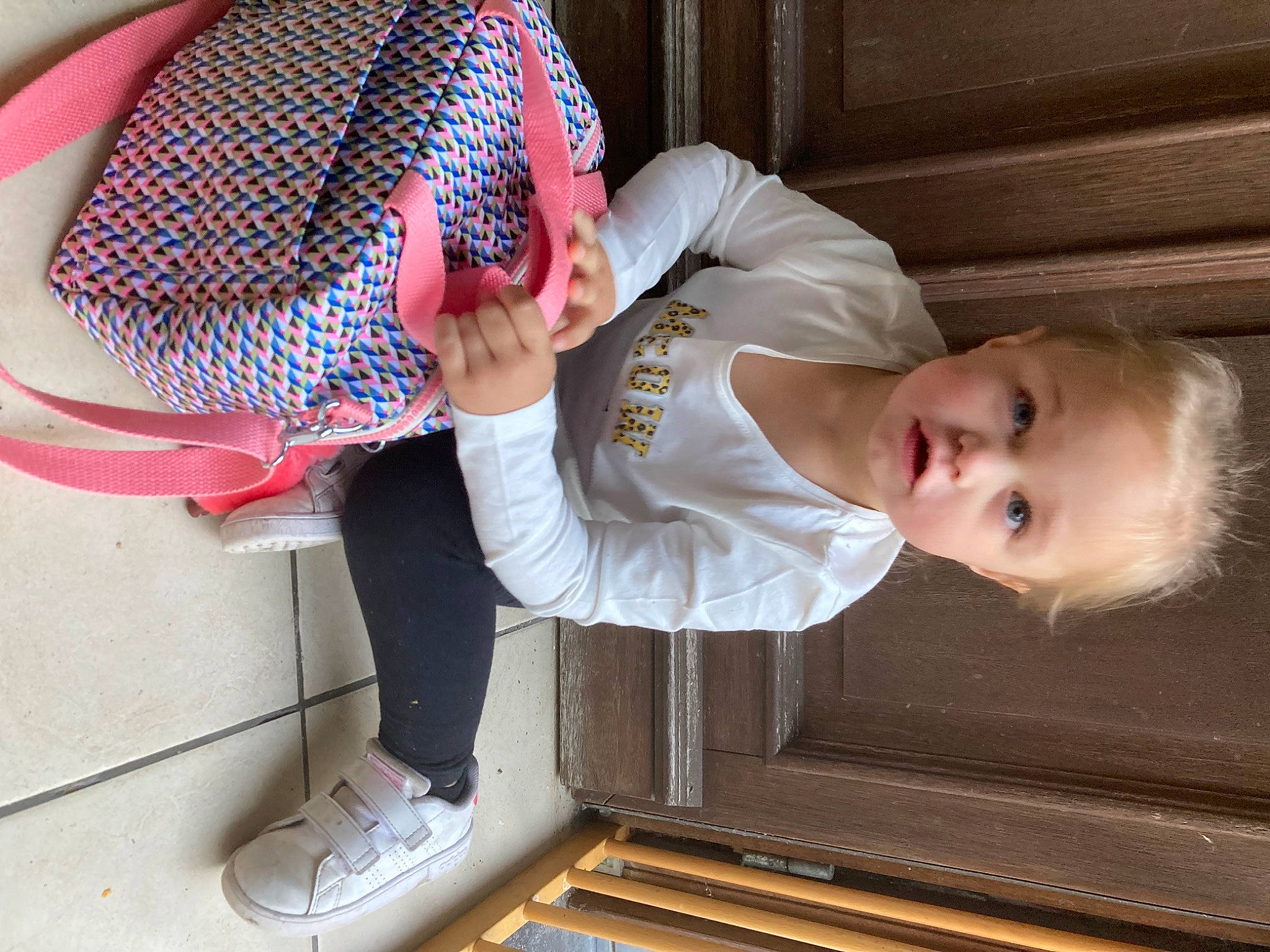 Justine a rejoint le concours — aidez-le/la à gagner de superbes lots ! baby, baby_products, baby_toddler_clothing, child, comfort, fashion_accessory, flooring, foot, fun, hand, human_body, human_leg, leg, leisure, outdoor_shoe, person, sitting, smile, toddler, walking_shoe