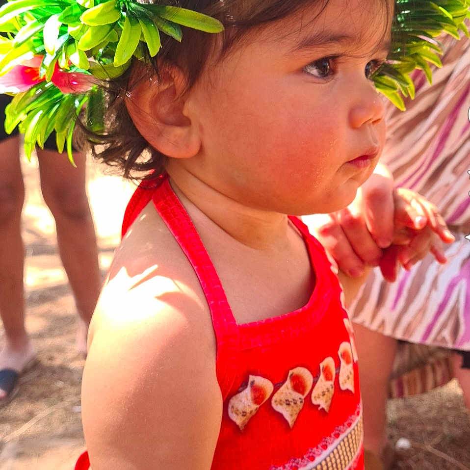 Rosa participe au concours pour gagner de l'argent avec cette photo : accessories, baby, clothing, costume, dress, face, flower, flowerarrangement, flowerbouquet, footwear, head, leaf, ornament, person, petal, photography, plant, portrait, shoe, summer