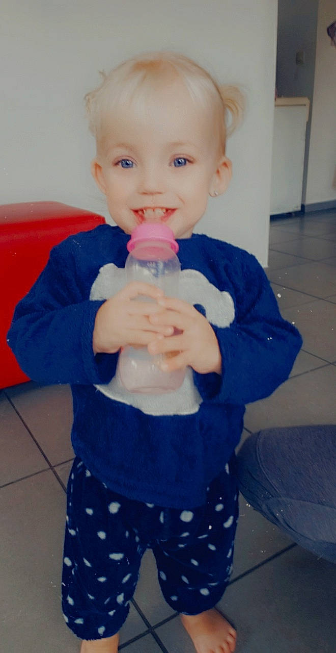 émilia participe au concours pour gagner de l'argent avec cette photo : arm, baby, baby_toddler_clothing, cheek, child, drinkware, electric_blue, face, fun, gesture, happy, head, joy, pattern, person, plastic_bottle, skin, sleeve, smile, t_shirt
