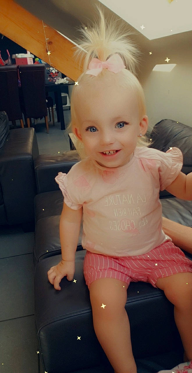 émilia a rejoint le concours — aidez-le/la à gagner de superbes lots ! baby, baby_toddler_clothing, cheek, chin, eye, finger, fun, happy, iris, joint, joy, knee, leg, lip, mouth, neck, person, pink, shoulder, skin