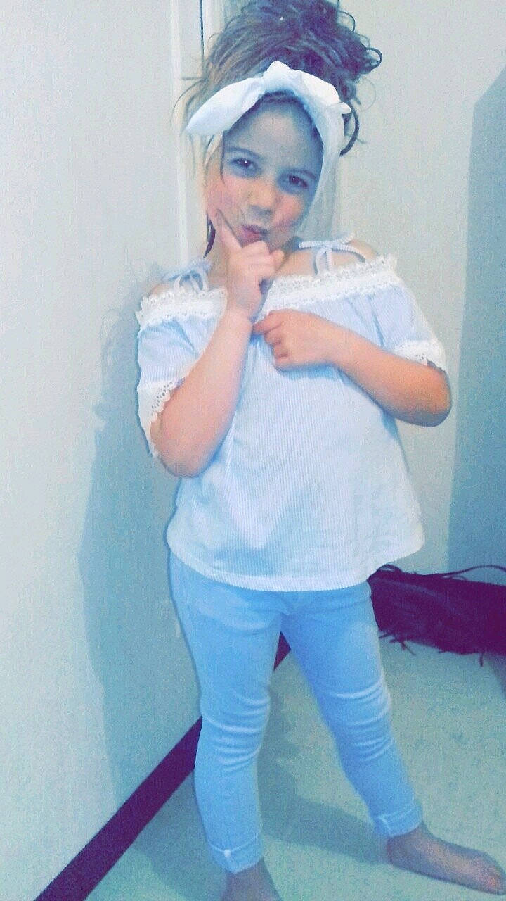 Chloe a rejoint le concours — aidez-le/la à gagner de superbes lots ! blue, clothing, costume, model