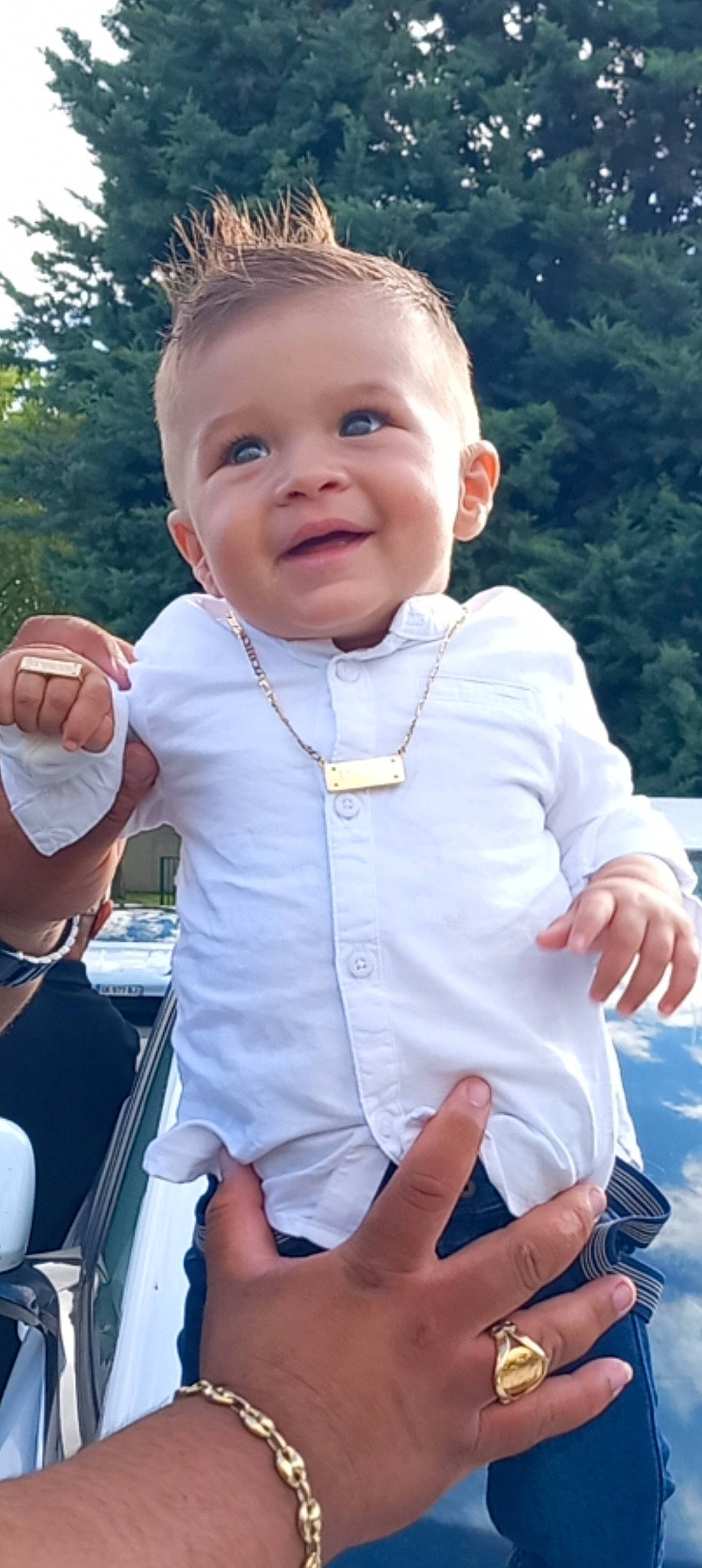 Antonio a rejoint le concours — aidez-le/la à gagner de superbes lots ! baby, baby_toddler_clothing, cheek, child, eye, face, finger, gesture, grass, hand, happy, head, joy, lip, people_in_nature, person, skin, sleeve, smile, thumb