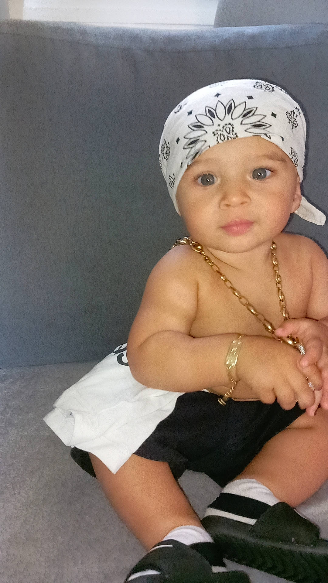 Antonio participe au concours pour gagner de l'argent avec cette photo : baby, baby_toddler_clothing, blond, cap, chest, child, fashion_accessory, flash_photography, headband, headgear, headpiece, headwear, human_leg, jewellery, knee, person, sleeve, thigh, thumb, toddler