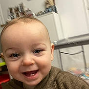 Valentin a rejoint le concours — aidez-le/la à gagner de superbes lots ! baby, child, smiling, face, blue_eyes, sweater, indoor, portrait, cute, happy, head, person, skin, young_child, infant, expression, closeup, home, room, toddler