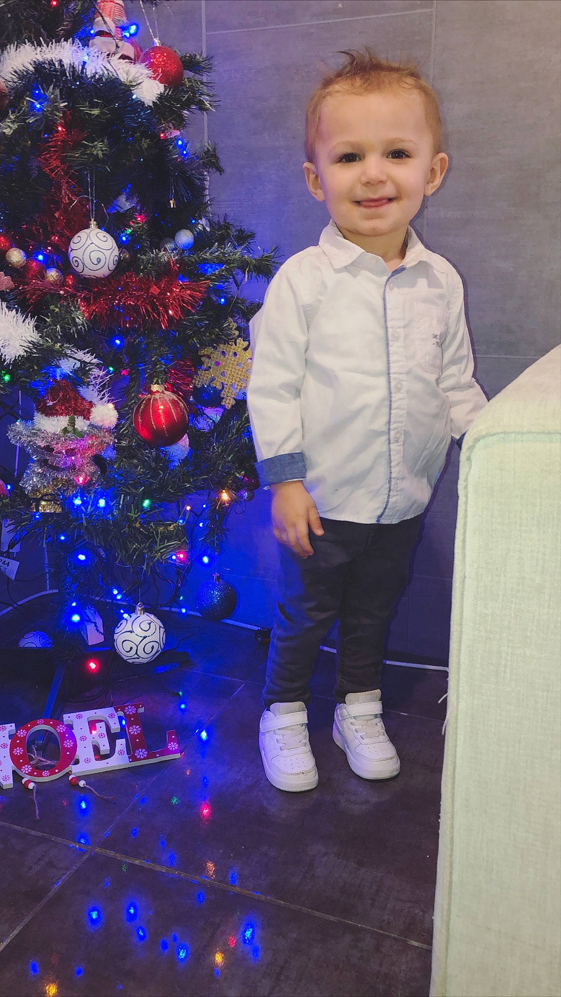 Iron a rejoint le concours — aidez-le/la à gagner de superbes lots ! blue, christmas, christmas_decoration, christmas_ornament, christmas_tree, conifer, electric_blue, event, fun, happy, holiday, holiday_ornament, joy, ornament, person, plant, purple, room, smile, standing