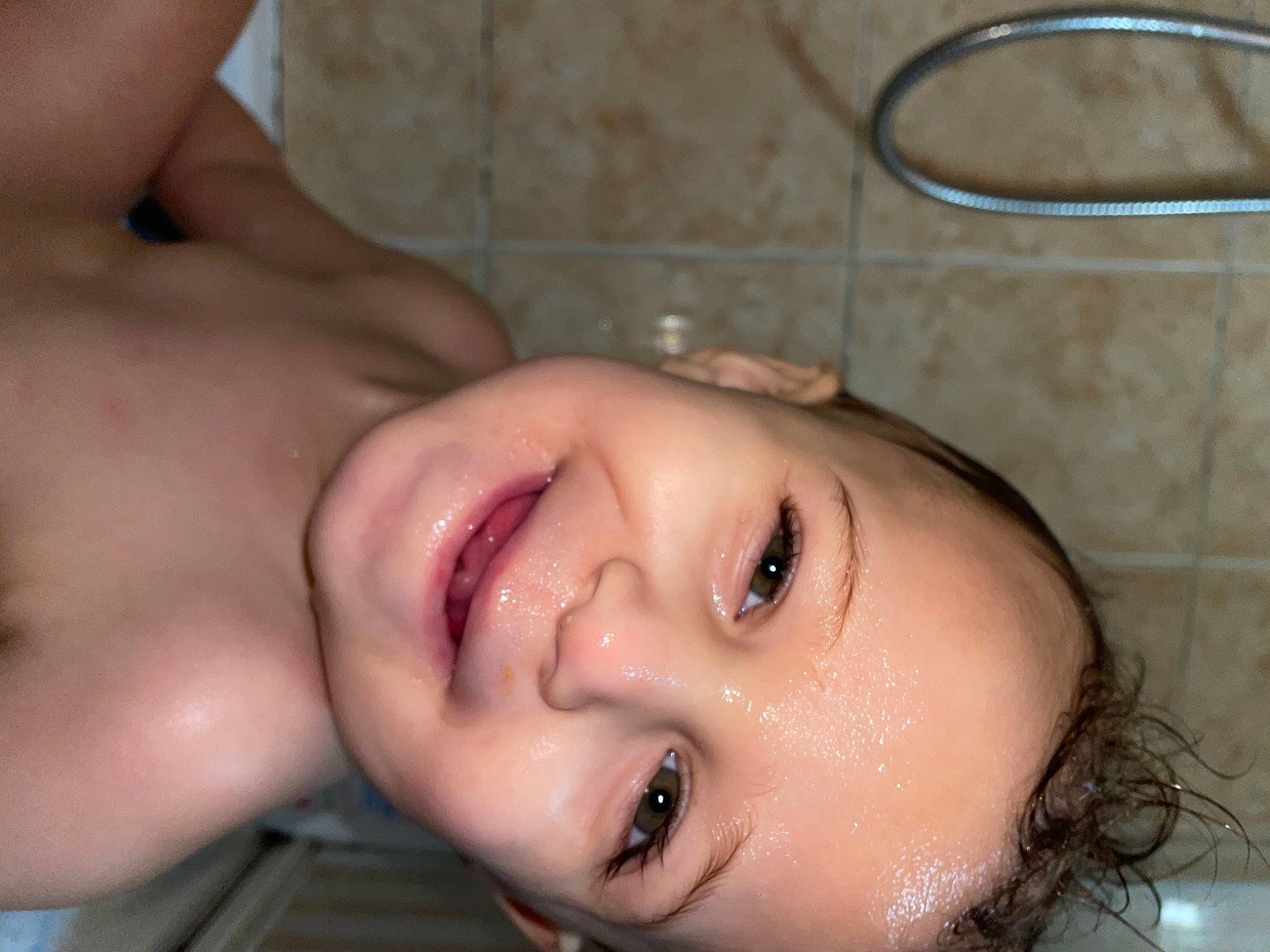 Iron participe au concours pour gagner de l'argent avec cette photo : black_hair, cheek, chin, ear, eye, eyebrow, eyelash, finger, forehead, gesture, happy, human_body, jaw, joy, lip, mouth, muscle, neck, nose, person