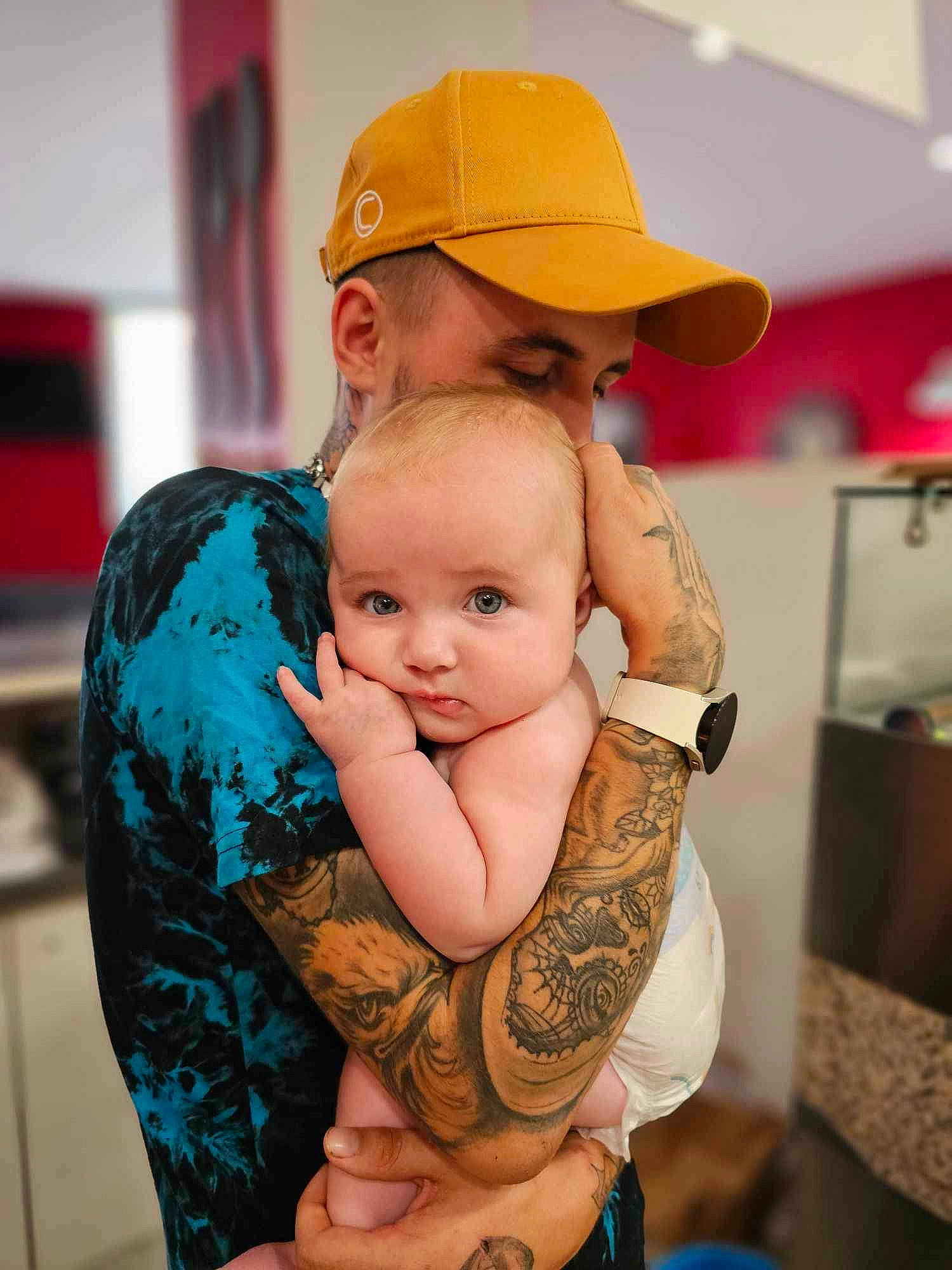 Lola a rejoint le concours — aidez-le/la à gagner de superbes lots ! baby, baseball_cap, blue, cap, child, cool, elbow, event, eye, gesture, hand, happy, human_body, jewellery, joint, muscle, person, shoulder, skin, toddler