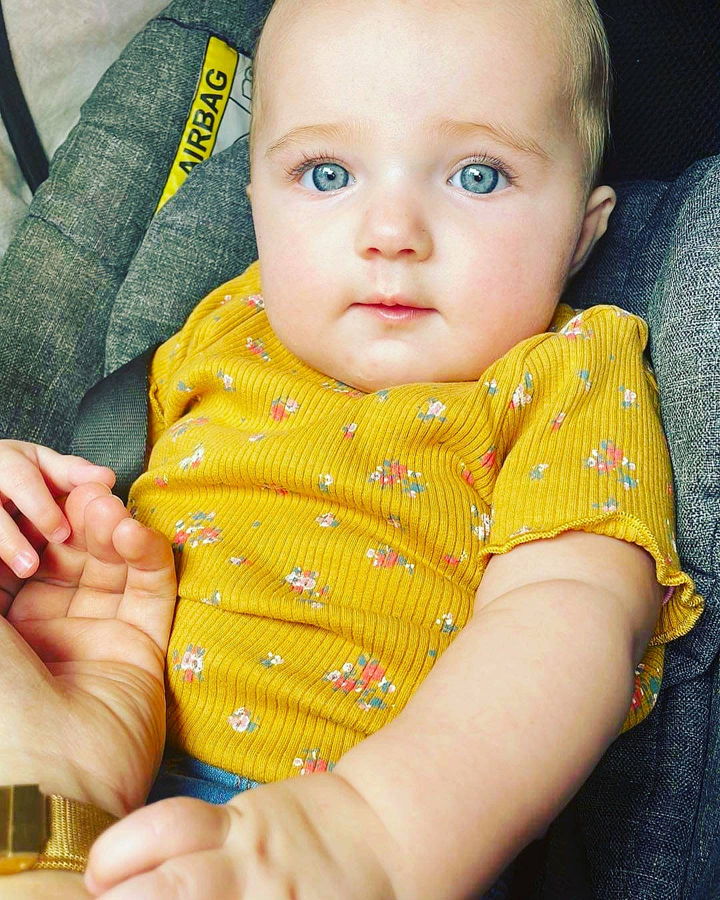 Lola a rejoint le concours — aidez-le/la à gagner de superbes lots ! arm, baby, baby_products, baby_toddler_clothing, cheek, child, comfort, finger, gesture, hand, human_body, iris, nail, nose, pattern, person, sitting, skin, sleeve, thumb