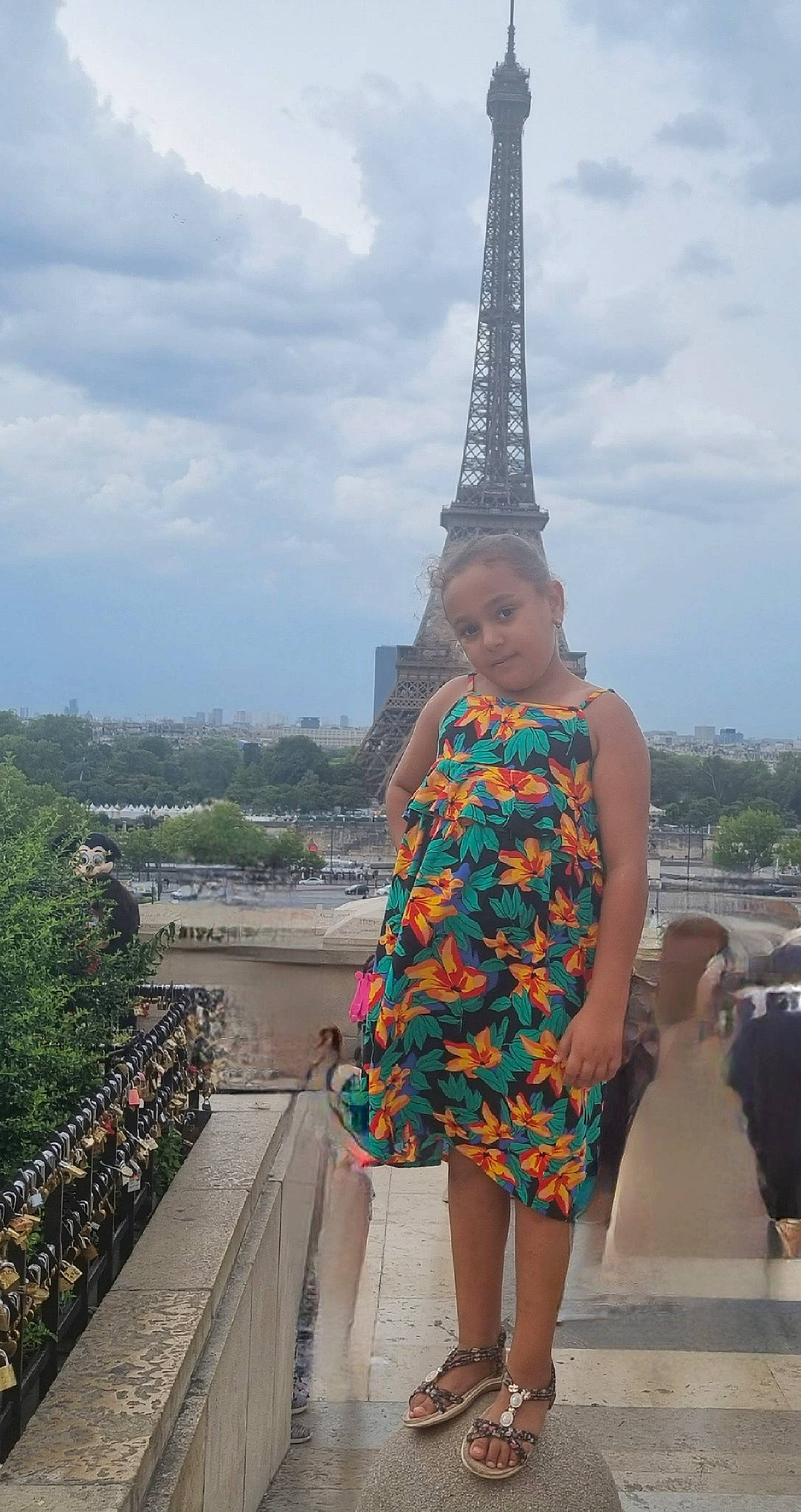 Safiya a rejoint le concours — aidez-le/la à gagner de superbes lots ! city, cloud, event, fun, human_leg, leisure, monument, pattern, pedestrian, person, plant, sandal, sky, spire, temple, tourism, tourist_attraction, tower, travel, tree