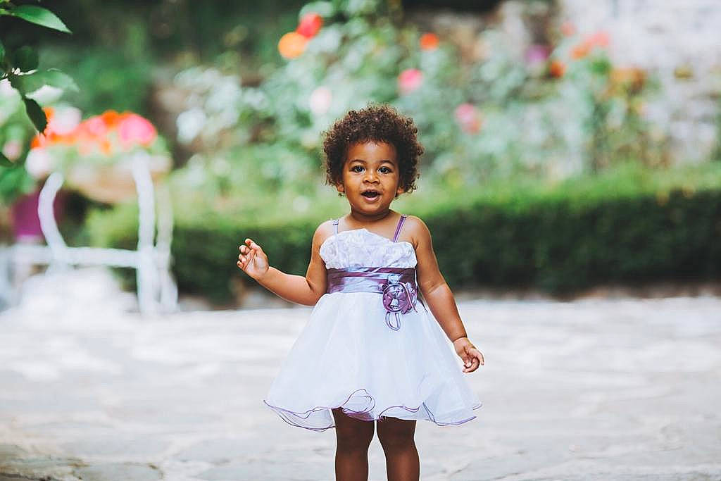 Rosalya a rejoint le concours — aidez-le/la à gagner de superbes lots ! child, day_dress, dress, facial_expression, flash_photography, flower, fun, gesture, grass, happy, leaf, leisure, nature, one_piece_garment, people_in_nature, person, photograph, plant, summer, toddler