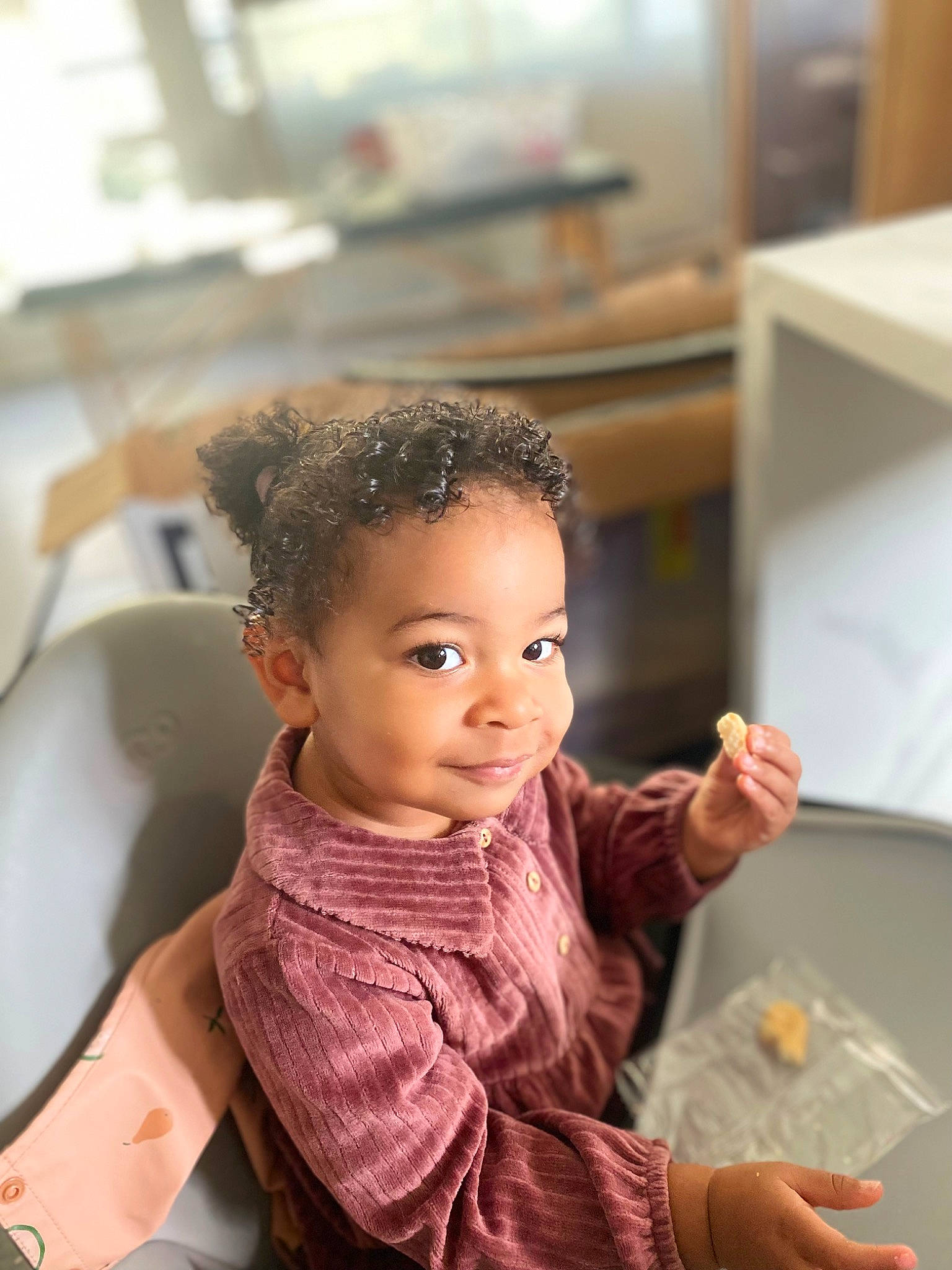 Rosalya participe au concours pour gagner de l'argent avec cette photo : baby, cheek, child, eyelash, fashion_design, flooring, fun, happy, person, portrait_photography, room, sitting, skin, sleeve, smile, toddler, travel, vacation