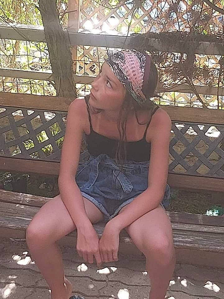 Iliana a rejoint le concours — aidez-le/la à gagner de superbes lots ! art_model, black_hair, boot, fashion_accessory, fashion_design, flash_photography, flesh, foot, fun, headwear, human_leg, jewellery, knee, leg, leisure, long_hair, necklace, people_in_nature, person, sitting