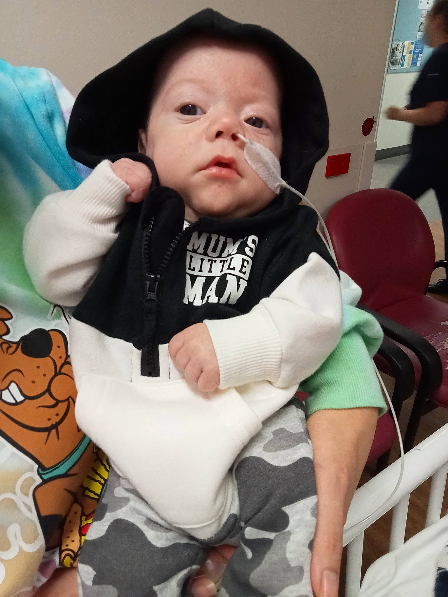 Vincenzo is registered to the contest to win money with this photo: baby, baby_products, baby_toddler_clothing, bib, chair, cheek, child, comfort, finger, fun, gesture, happy, human_leg, mammal, person, sitting, sleeve, t_shirt, thigh, thumb