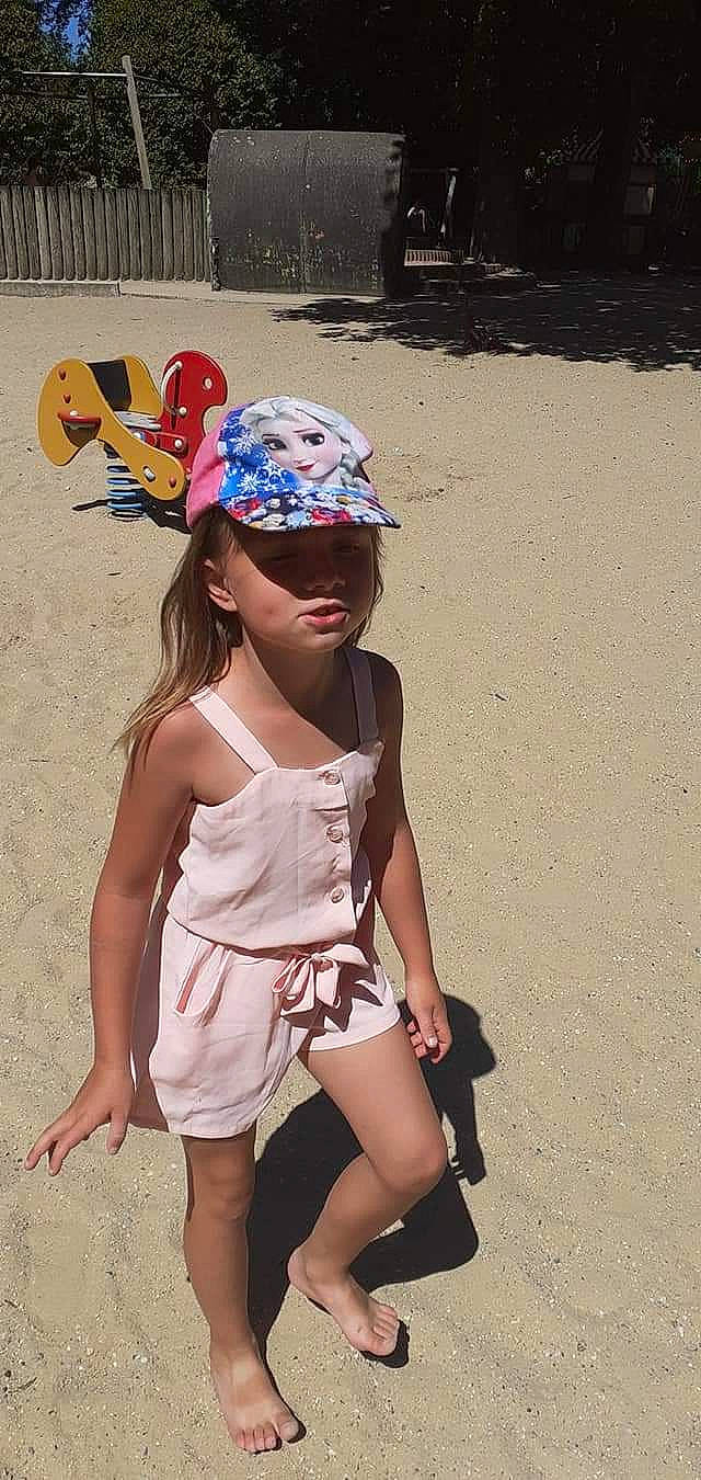Lucie participe au concours pour gagner de l'argent avec cette photo : active_tank, baby_toddler_clothing, day_dress, flip_flops, hair_accessory, headband, headgear, headwear, person, sand, sleeveless_shirt, summer, thigh