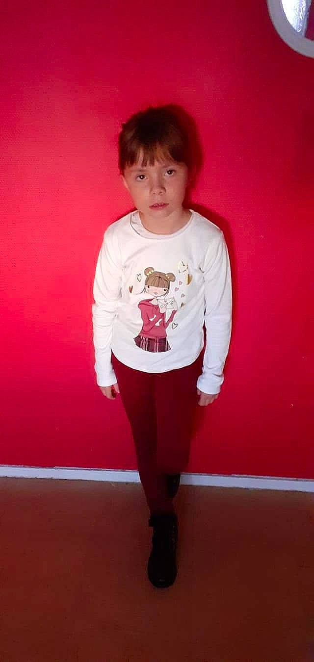 Lucie a rejoint le concours — aidez-le/la à gagner de superbes lots ! boot, child_model, human_leg, joint, knee, lip, neck, person, pink, red, shoulder, sleeve, thigh, tights, waist