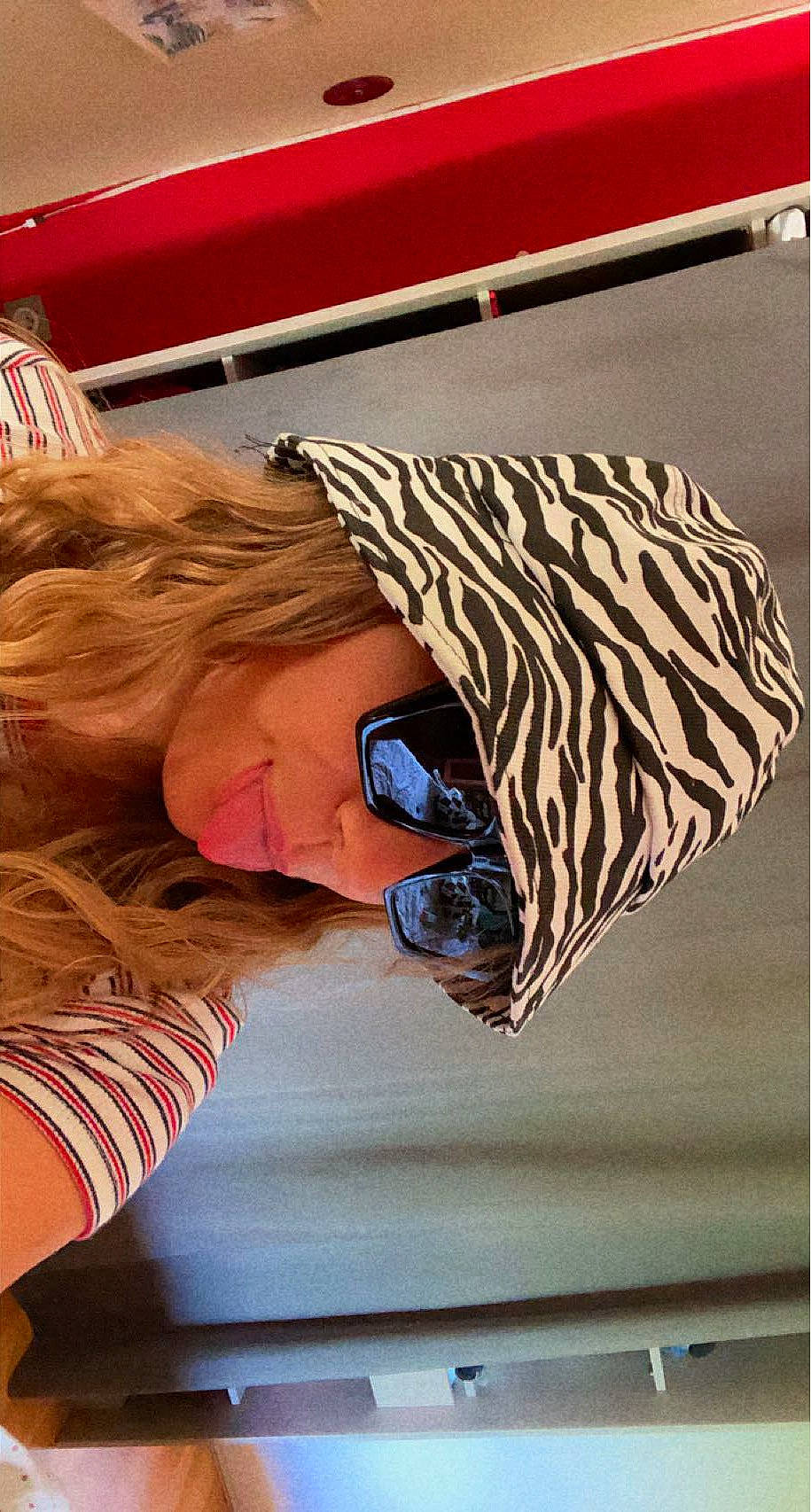 Kiera participe au concours pour gagner de l'argent avec cette photo : arm, beauty, comfort, electric_blue, eyelash, eyewear, gesture, goggles, hair, headwear, human_body, mammal, nail, person, rectangle, red, sleeve, sunglasses, textile, thumb