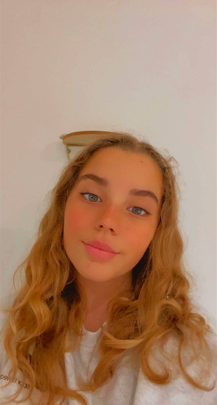 Kiera a rejoint le concours — aidez-le/la à gagner de superbes lots ! black_hair, bridal_accessory, cheek, eyelash, flash_photography, gesture, happy, headpiece, iris, jaw, jewellery, layered_hair, lip, long_hair, makeover, neck, nose, person, plant, shoulder