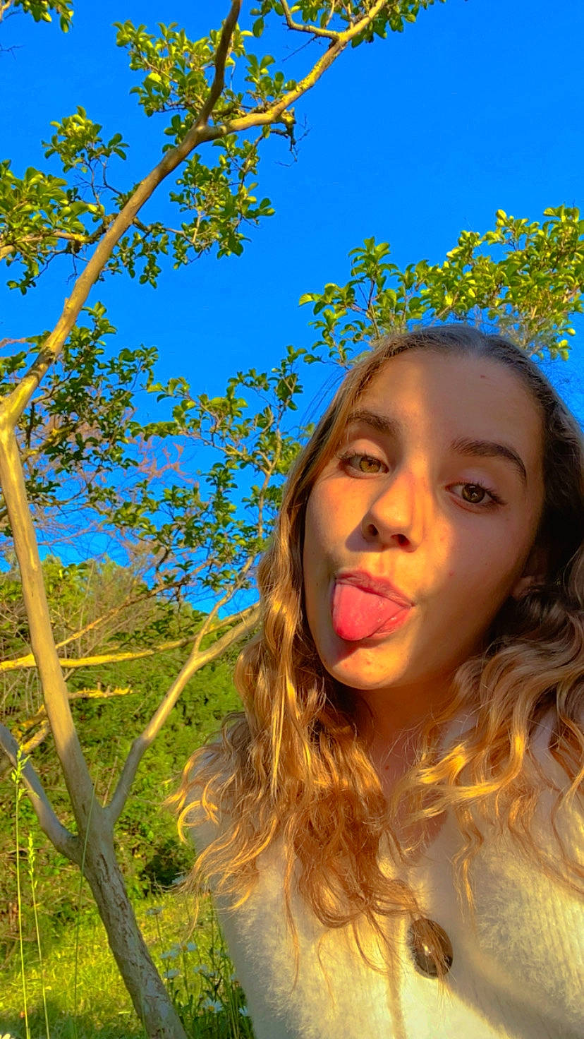 Kiera participe au concours pour gagner de l'argent avec cette photo : blue, branch, brown_hair, electric_blue, eyelash, eyewear, flash_photography, fun, grass, happy, leaf, leisure, lip, people_in_nature, person, plant, sky, smile, tree, twig