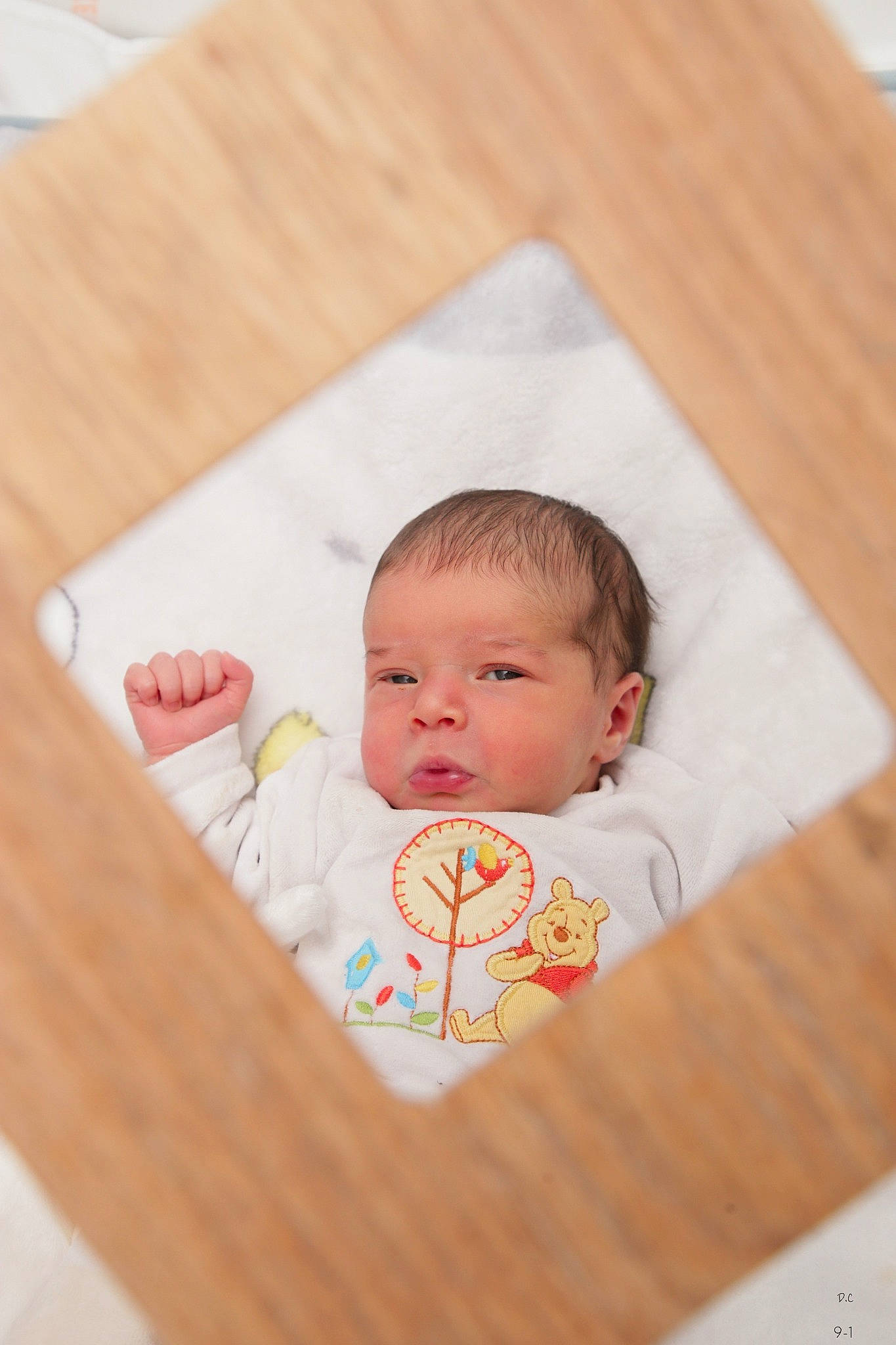 Freiya a rejoint le concours — aidez-le/la à gagner de superbes lots ! baby, baby_toddler_clothing, chair, cheek, child, dress, face, flooring, happy, hardwood, linens, pattern, person, rectangle, room, t_shirt, table, toddler, wood, wood_flooring