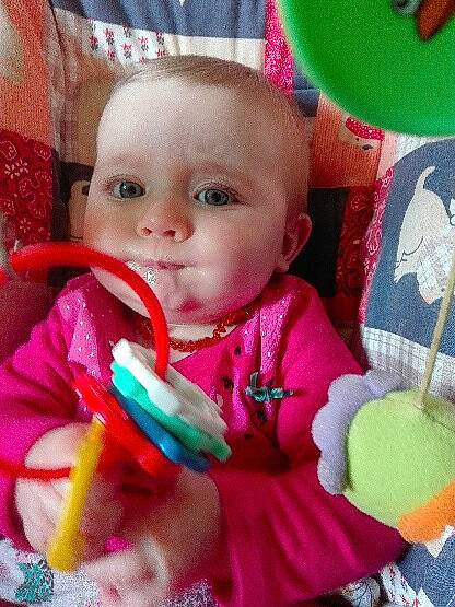 Lyanna a rejoint le concours — aidez-le/la à gagner de superbes lots ! baby, baby_products, baby_toddler_clothing, baby_toys, cheek, child, craft, drink, juice, linens, magenta, person, pink, play, textile, toddler