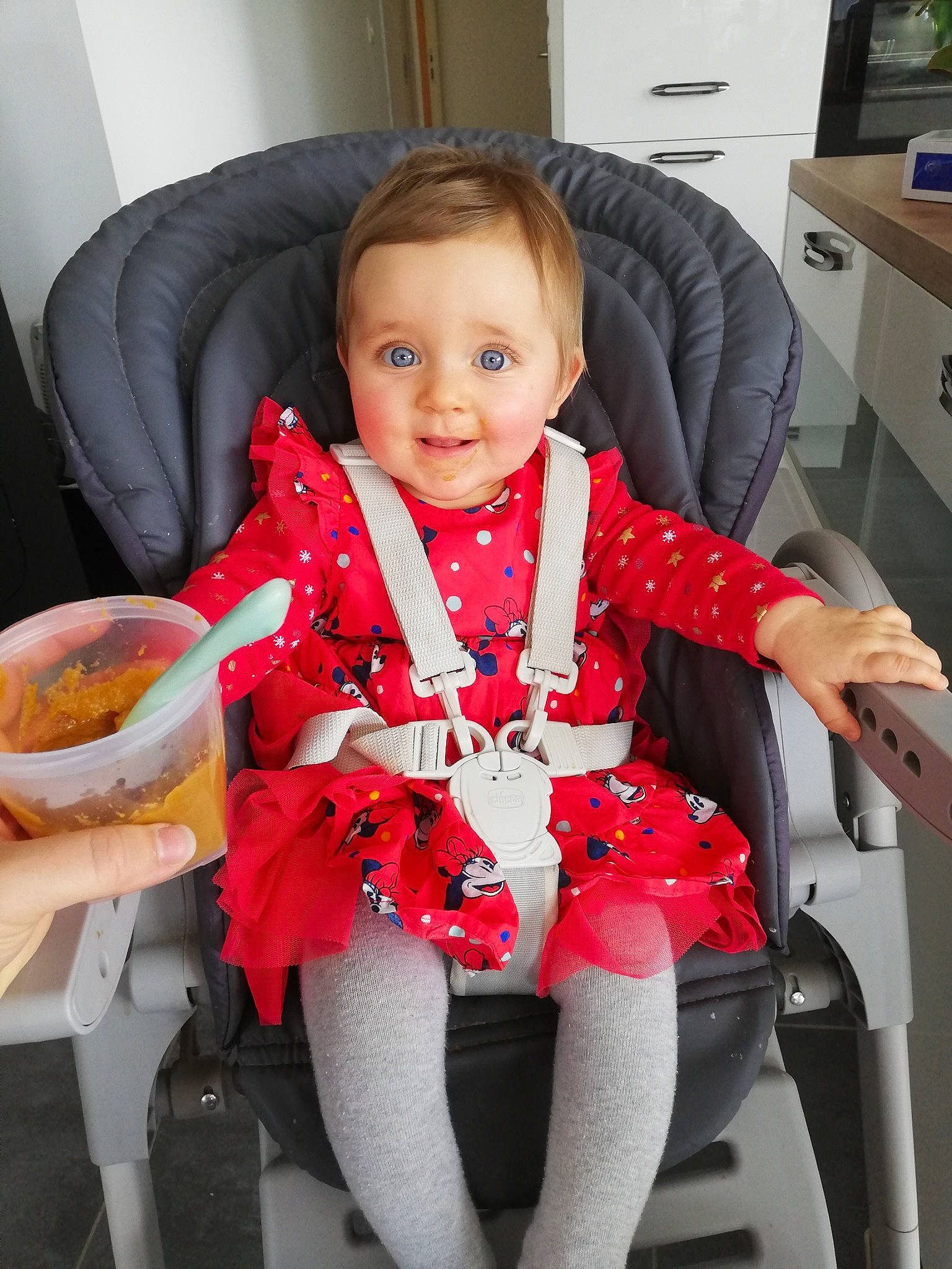 Lyanna a rejoint le concours — aidez-le/la à gagner de superbes lots ! baby, baby_toddler_clothing, cabinetry, chair, chest_of_drawers, child, comfort, drawer, fun, furniture, happy, human_leg, joy, knee, lap, leg, person, sitting, skin, smile