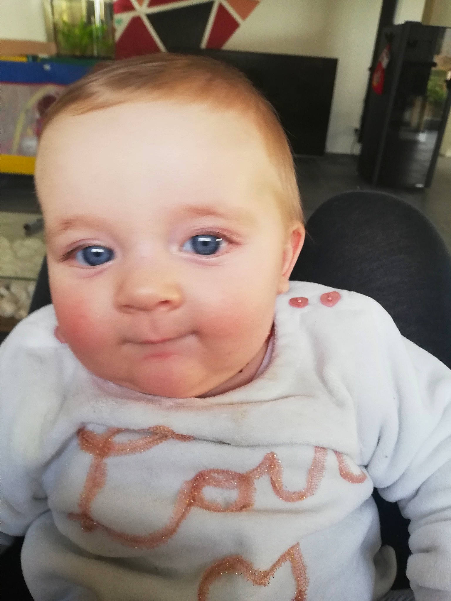 Lyanna a rejoint le concours — aidez-le/la à gagner de superbes lots ! baby, baby_toddler_clothing, cheek, child, chin, ear, eye, eyebrow, forehead, head, iris, lip, long_sleeved_t_shirt, nose, person, skin, sleeve, toddler