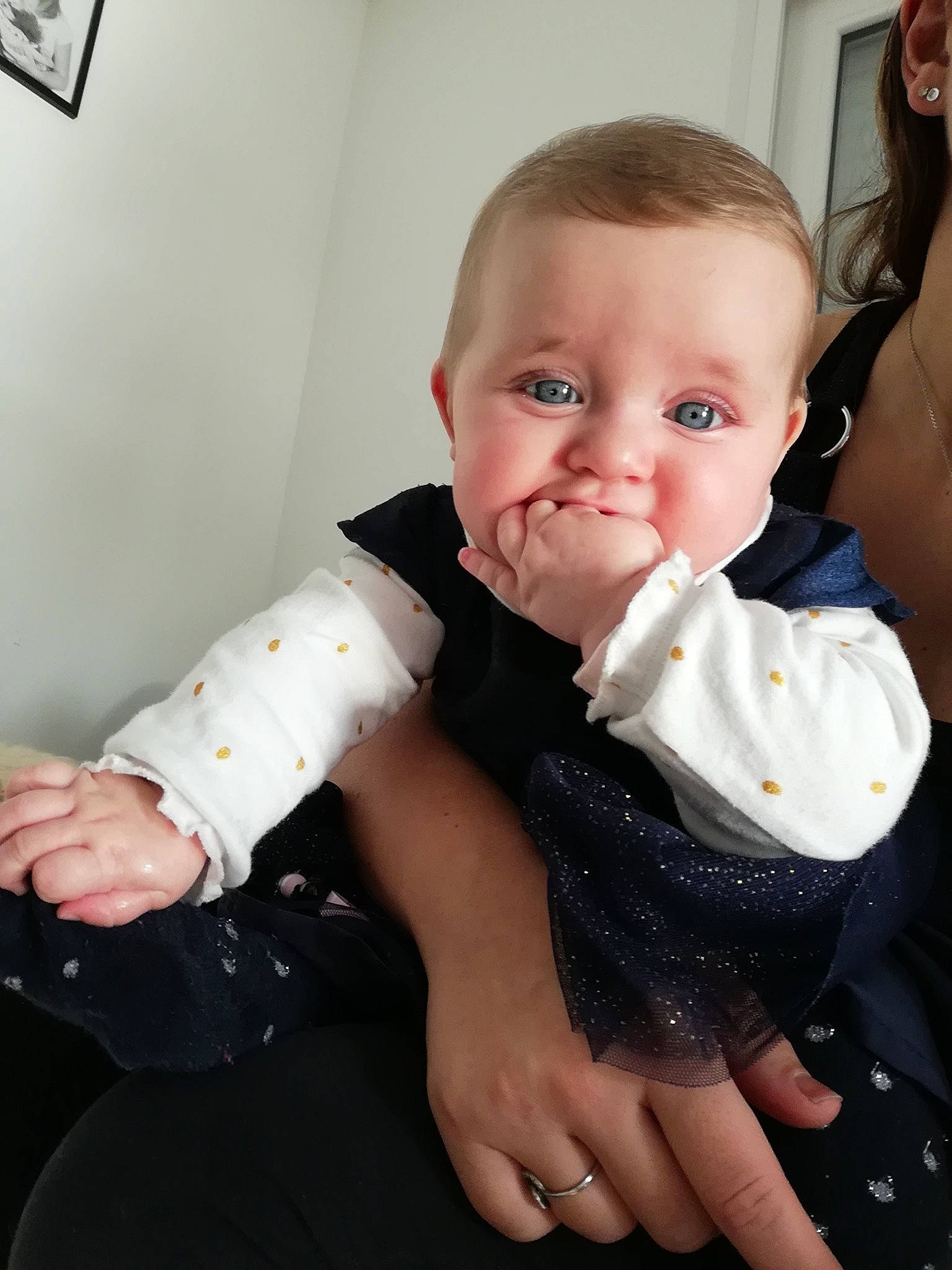 Lyanna participe au concours pour gagner de l'argent avec cette photo : arm, baby, baby_products, baby_toddler_clothing, child, ear, finger, hand, love, nail, person, picture_frame, skin, thumb, toddler